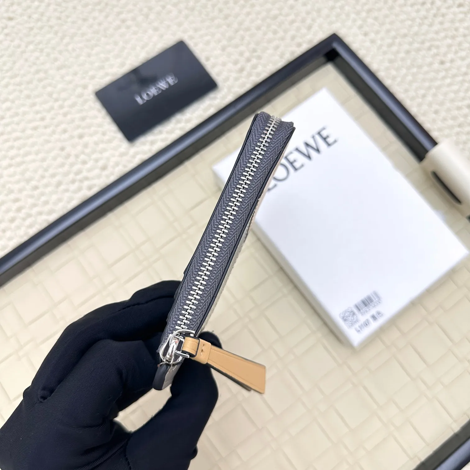 💰120 ·Loewe’s new card holders are back in stock! The new ones are all with metal logos, which are more refined than the old ones~~ Comes with box and dust bag! It’s a good idea to choose this small accessory for Valentine’s Day ~~Model: L1107 Size: 13*7.5*1
