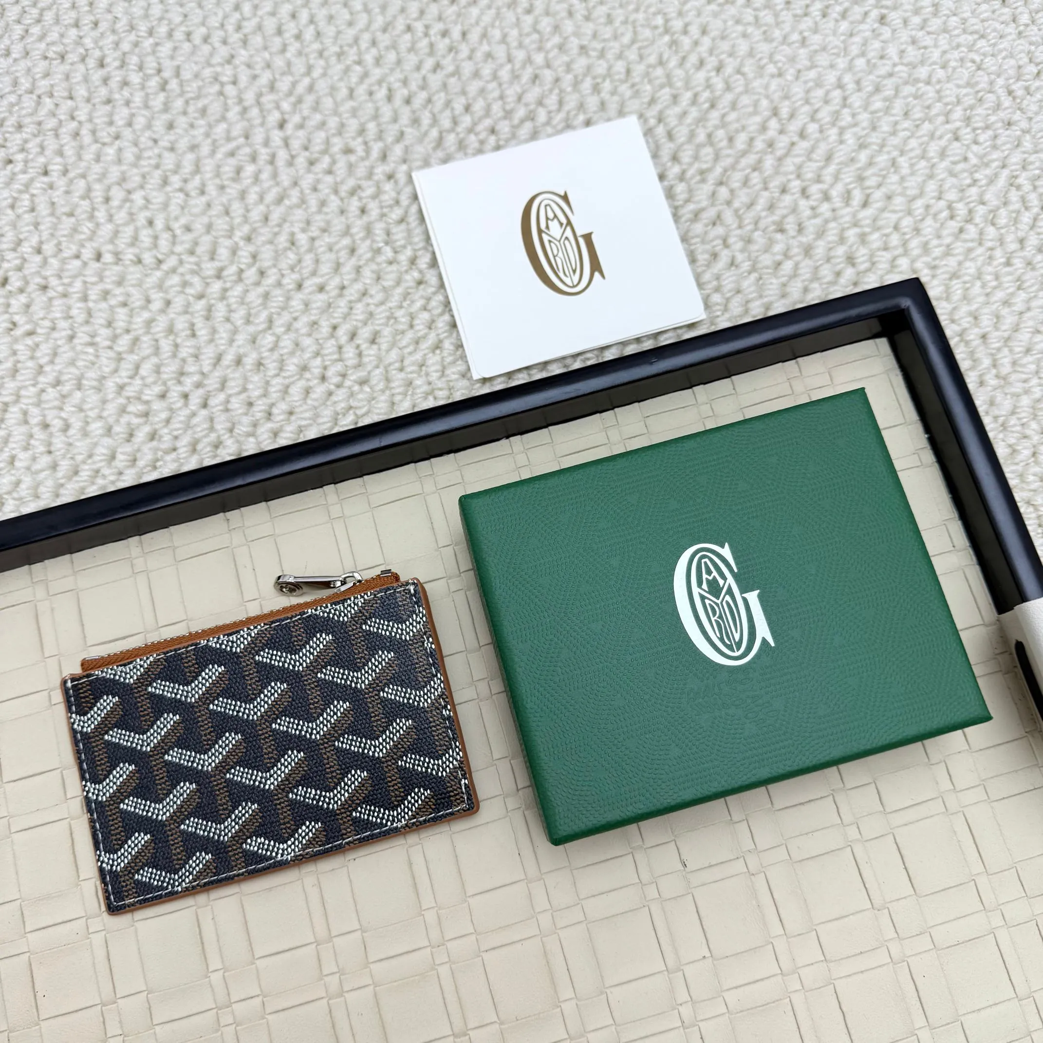 💰 120 Goyard Bourbon zipper coin card holder. This coin card holder has 3 card slots, 1 patch pocket and a zipper pocket to store coins, change or cards, and can safely store change. Exquisite and small, its compact shape can be easily put into a pocket or large bag. Size: 12.5x1x8.4cm No.: 808