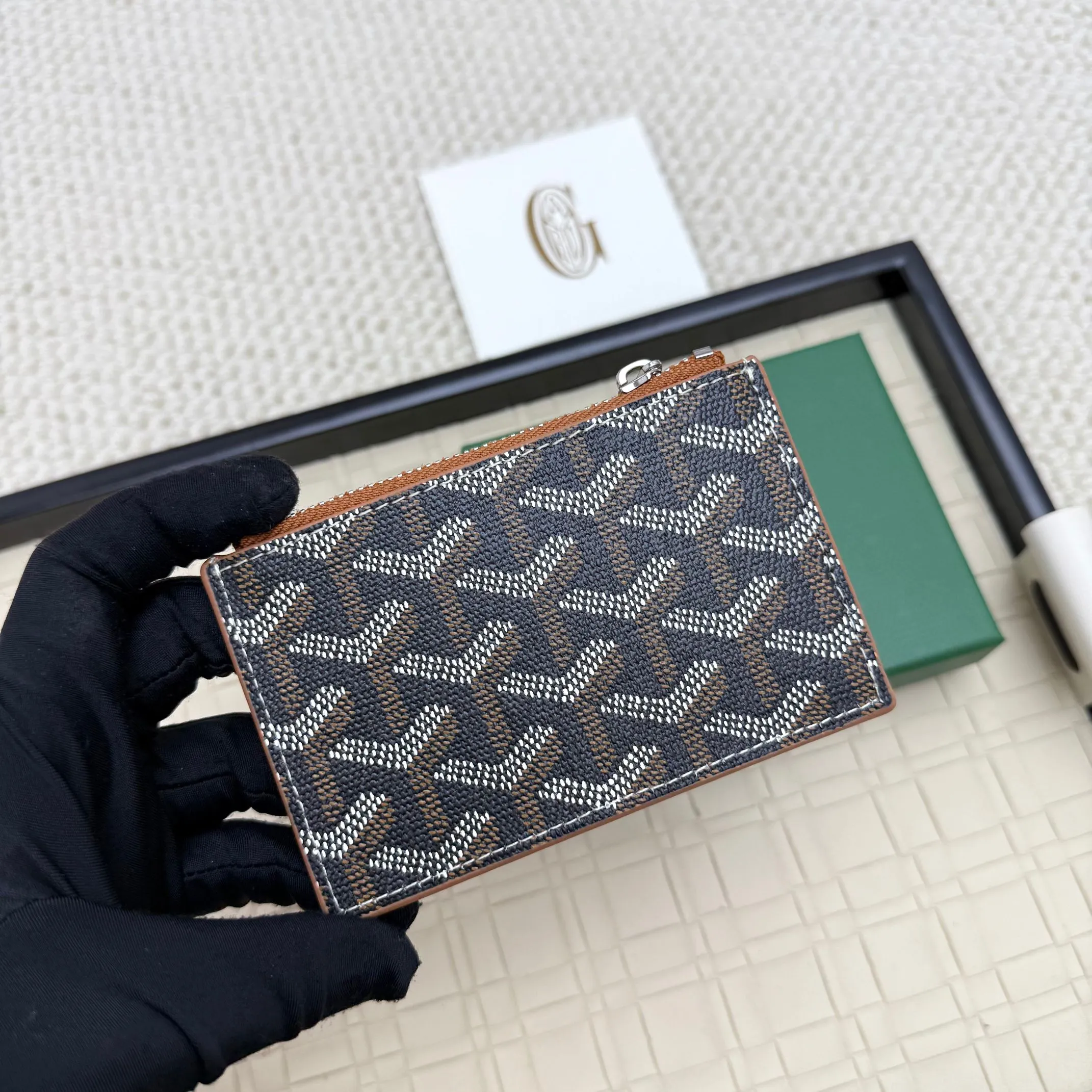 💰 120 Goyard Bourbon zipper coin card holder. This coin card holder has 3 card slots, 1 patch pocket and a zipper pocket to store coins, change or cards, and can safely store change. Exquisite and small, its compact shape can be easily put into a pocket or large bag. Size: 12.5x1x8.4cm No.: 808