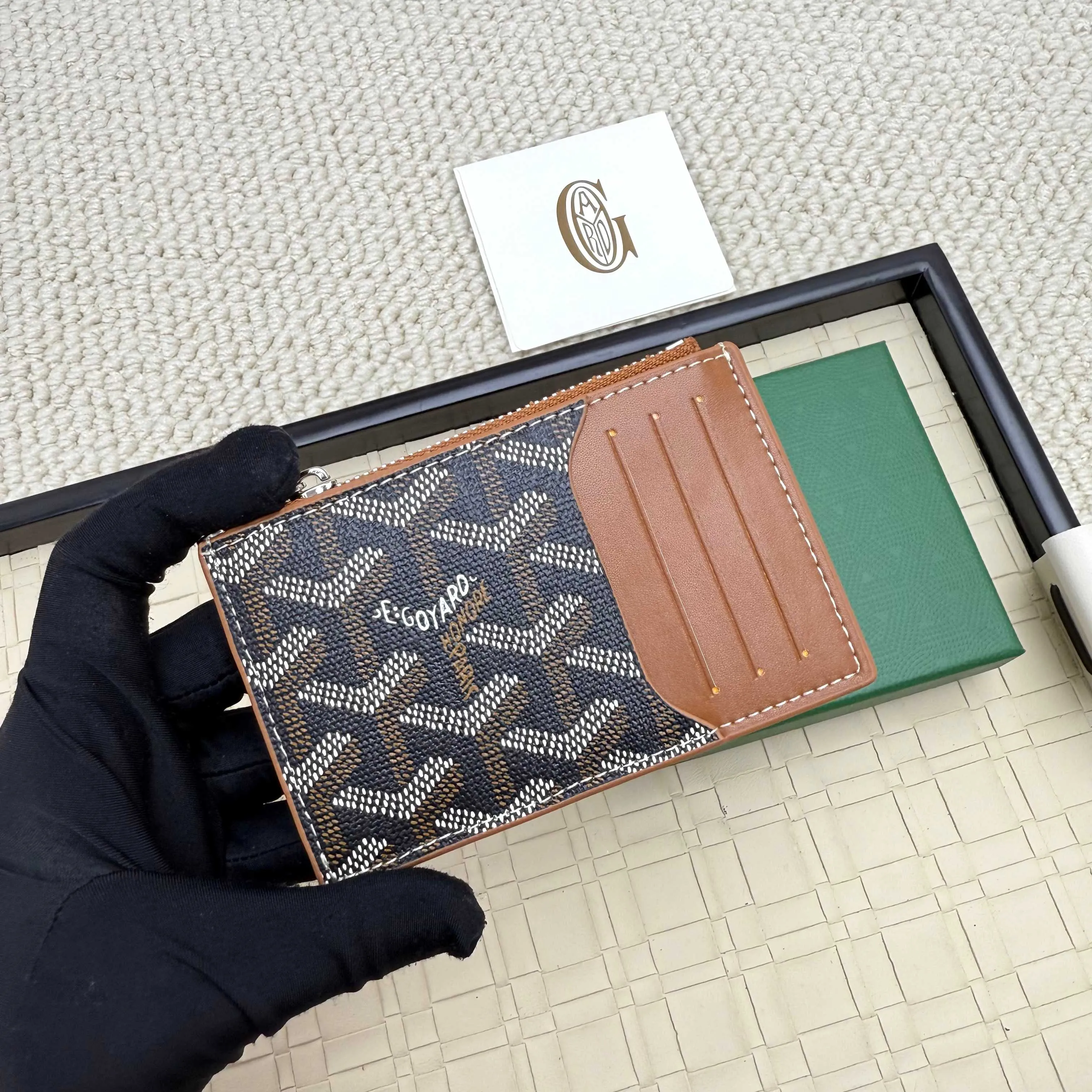 💰 120 Goyard Bourbon zipper coin card holder. This coin card holder has 3 card slots, 1 patch pocket and a zipper pocket to store coins, change or cards, and can safely store change. Exquisite and small, its compact shape can be easily put into a pocket or large bag. Size: 12.5x1x8.4cm No.: 808