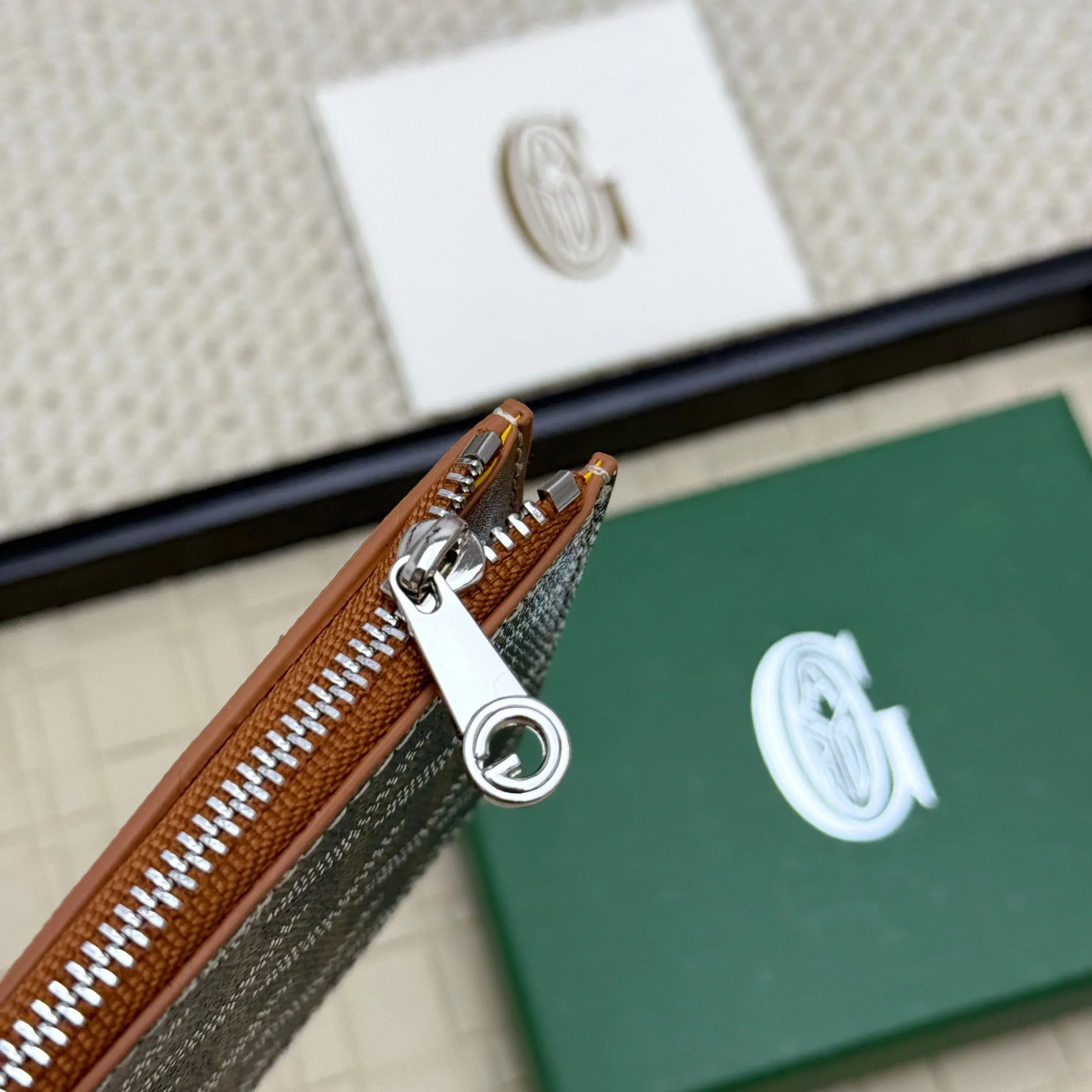 💰 120 Goyard Bourbon zipper coin card holder. This coin card holder has 3 card slots, 1 patch pocket and a zipper pocket to store coins, change or cards, and can safely store change. Exquisite and small, its compact shape can be easily put into a pocket or large bag. Size: 12.5x1x8.4cm No.: 808