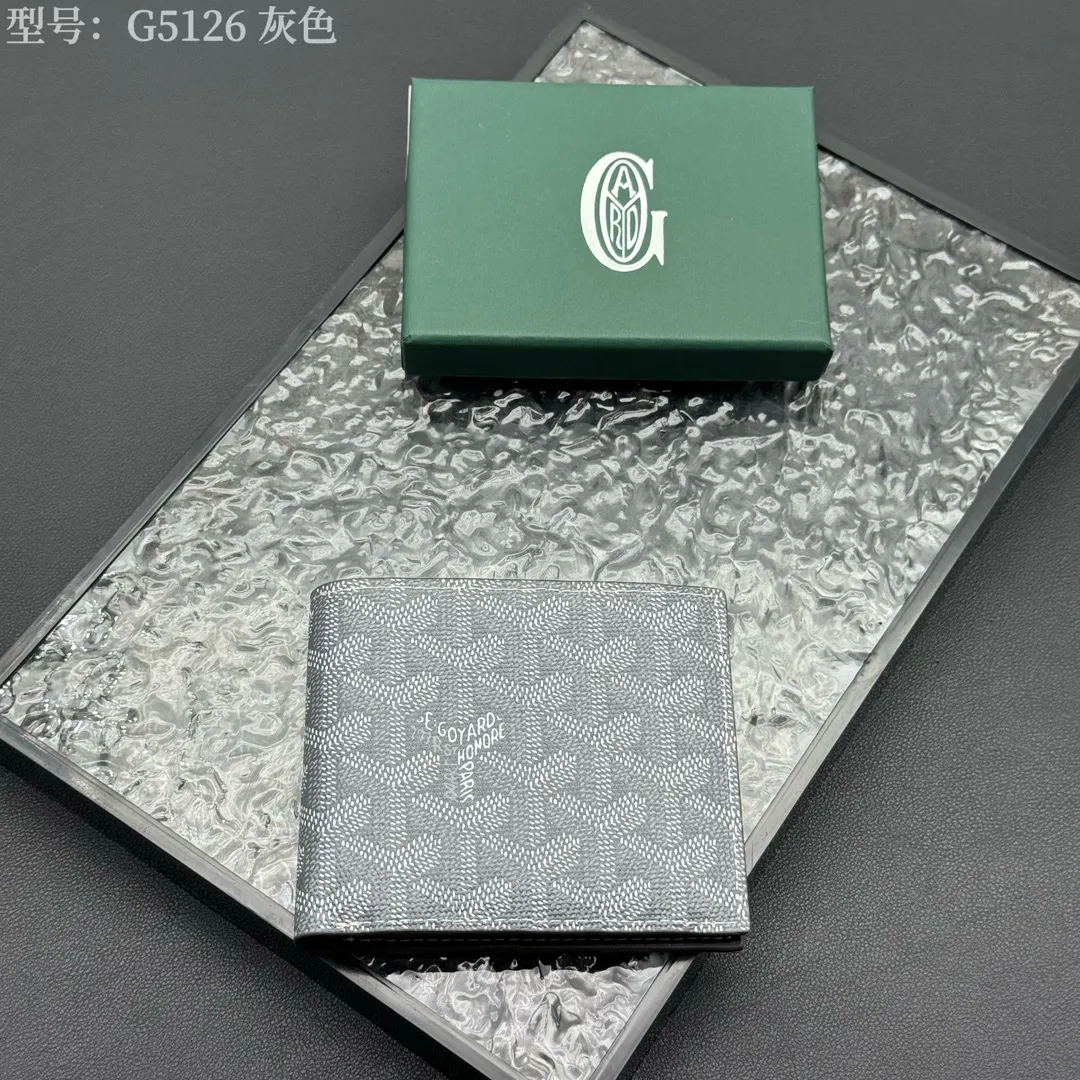 💰130 💎Upgraded original version 𝐠𝐨𝐲𝐚𝐫𝐝 Hot style ❤️Goyard wallet short style, Goyard 8-slot card slot wallet, the texture is directly stretched to the full mark, it can hold about 8-10 cards, it can hold cash, it is thin and does not stand up, it is classic, practical and attractive! If you want to create a short clip with a feeling that is different from others and has a deep taste, it must be him! size: 11*9 (cm) model: G5126