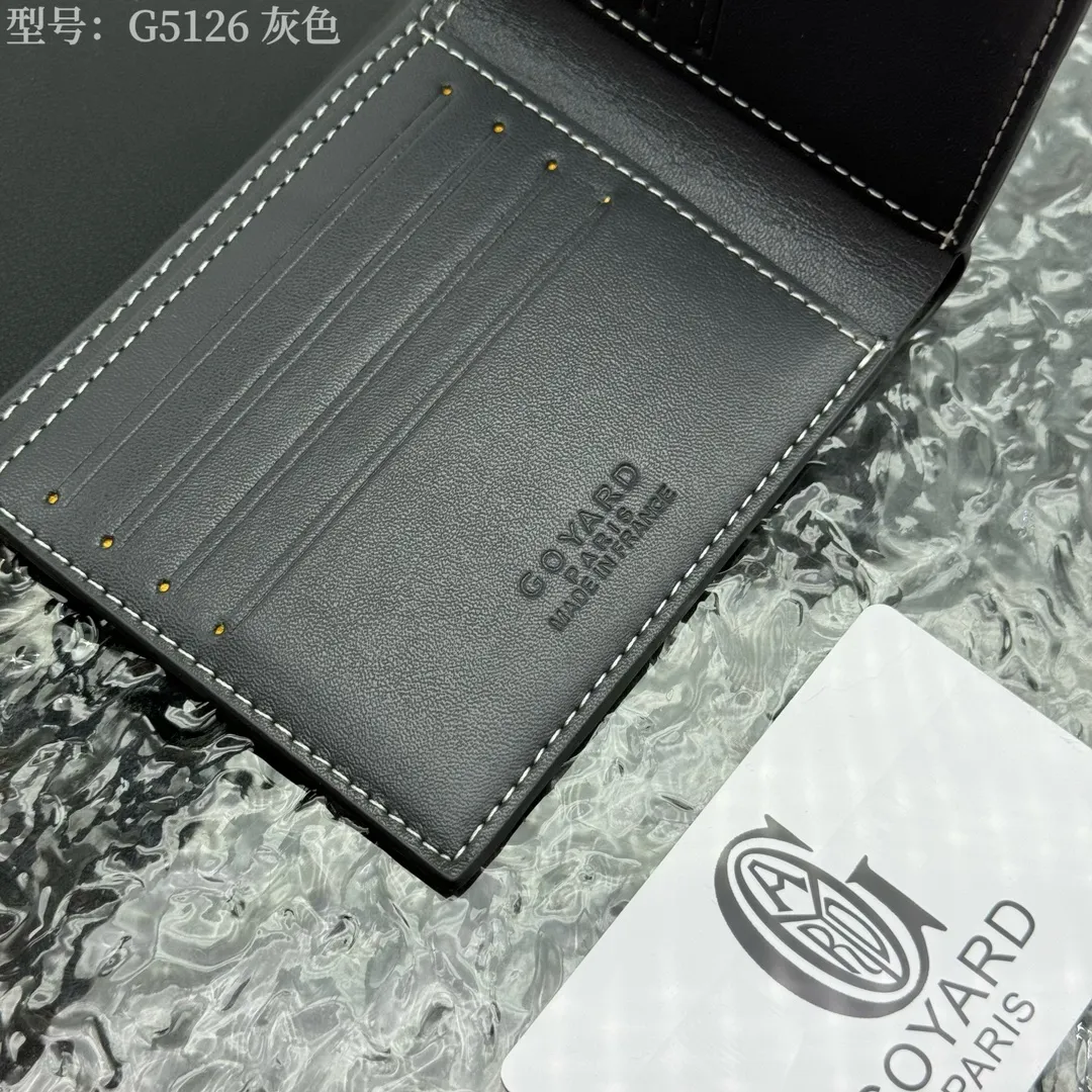 💰130 💎Upgraded original version 𝐠𝐨𝐲𝐚𝐫𝐝 Hot style ❤️Goyard wallet short style, Goyard 8-slot card slot wallet, the texture is directly stretched to the full mark, it can hold about 8-10 cards, it can hold cash, it is thin and does not stand up, it is classic, practical and attractive! If you want to create a short clip with a feeling that is different from others and has a deep taste, it must be him! size: 11*9 (cm) model: G5126