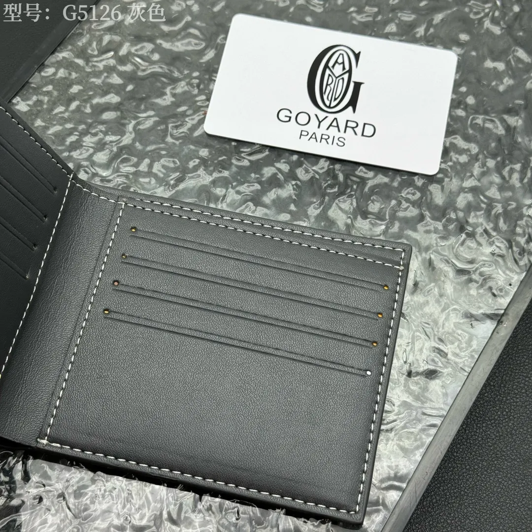 💰130 💎Upgraded original version 𝐠𝐨𝐲𝐚𝐫𝐝 Hot style ❤️Goyard wallet short style, Goyard 8-slot card slot wallet, the texture is directly stretched to the full mark, it can hold about 8-10 cards, it can hold cash, it is thin and does not stand up, it is classic, practical and attractive! If you want to create a short clip with a feeling that is different from others and has a deep taste, it must be him! size: 11*9 (cm) model: G5126