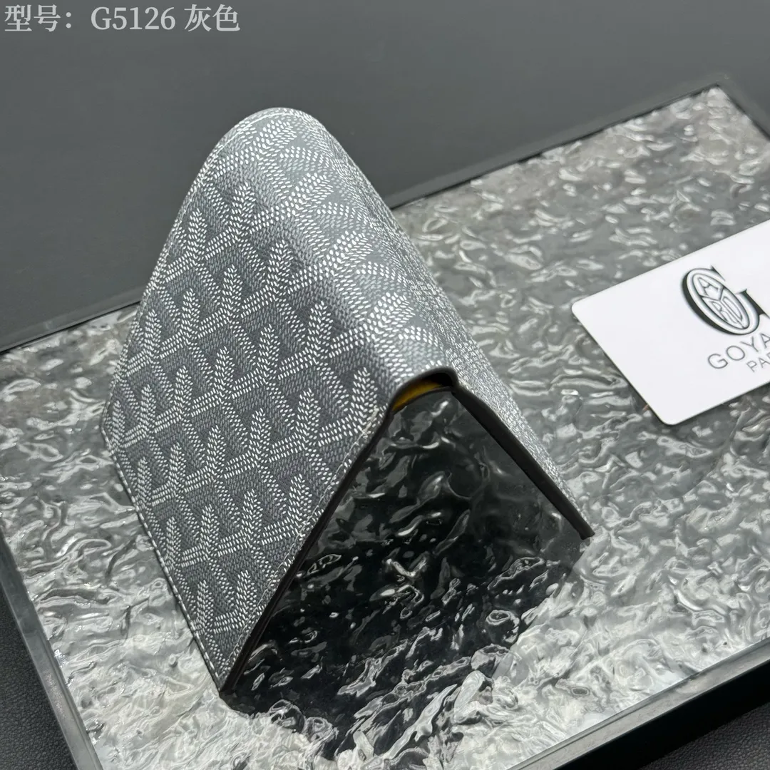 💰130 💎Upgraded original version 𝐠𝐨𝐲𝐚𝐫𝐝 Hot style ❤️Goyard wallet short style, Goyard 8-slot card slot wallet, the texture is directly stretched to the full mark, it can hold about 8-10 cards, it can hold cash, it is thin and does not stand up, it is classic, practical and attractive! If you want to create a short clip with a feeling that is different from others and has a deep taste, it must be him! size: 11*9 (cm) model: G5126