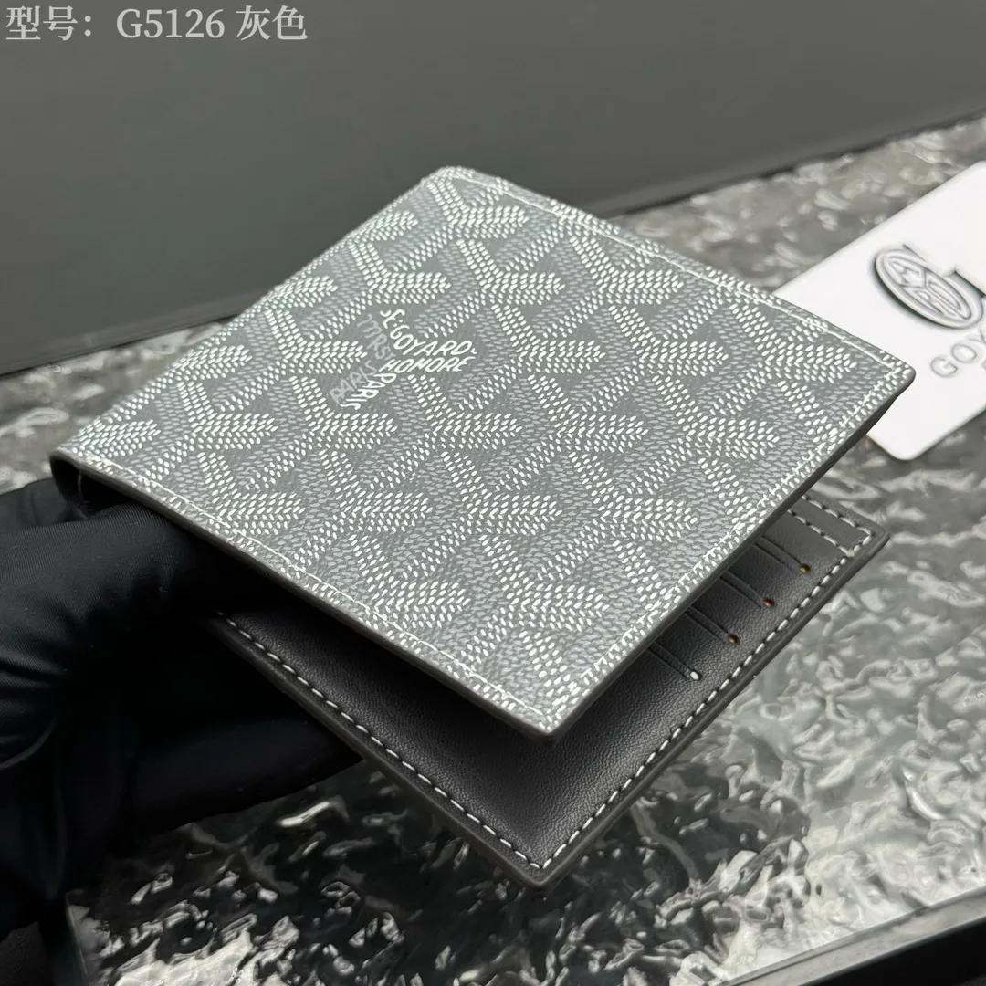 💰130 💎Upgraded original version 𝐠𝐨𝐲𝐚𝐫𝐝 Hot style ❤️Goyard wallet short style, Goyard 8-slot card slot wallet, the texture is directly stretched to the full mark, it can hold about 8-10 cards, it can hold cash, it is thin and does not stand up, it is classic, practical and attractive! If you want to create a short clip with a feeling that is different from others and has a deep taste, it must be him! size: 11*9 (cm) model: G5126