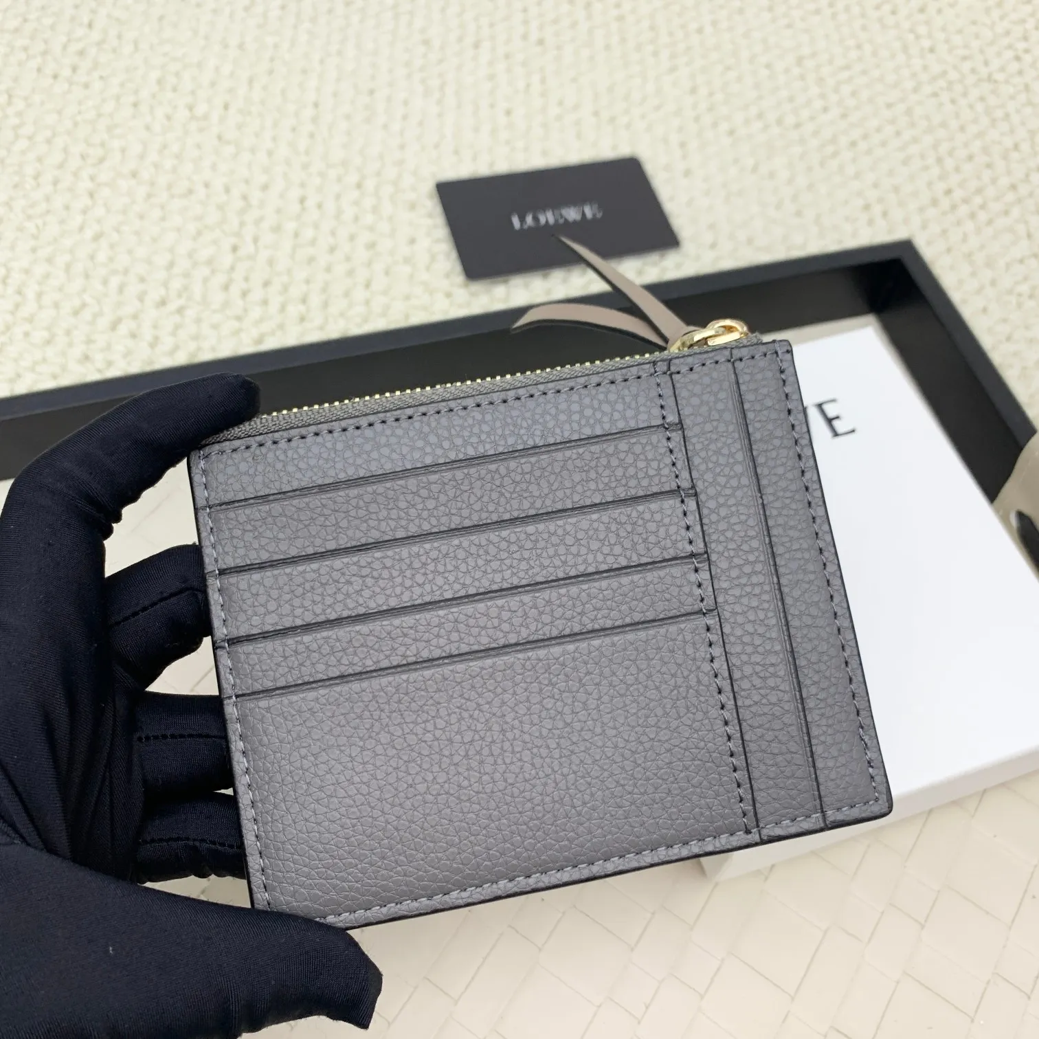 💰120 ·Loewe’s new card holders are back in stock! The new ones are all with metal logos, which are more refined than the old ones~~ Comes with box and dust bag! It’s a good idea to choose this small accessory for Valentine’s Day ~~Model: L1118 Size: 12CM*9.5CM