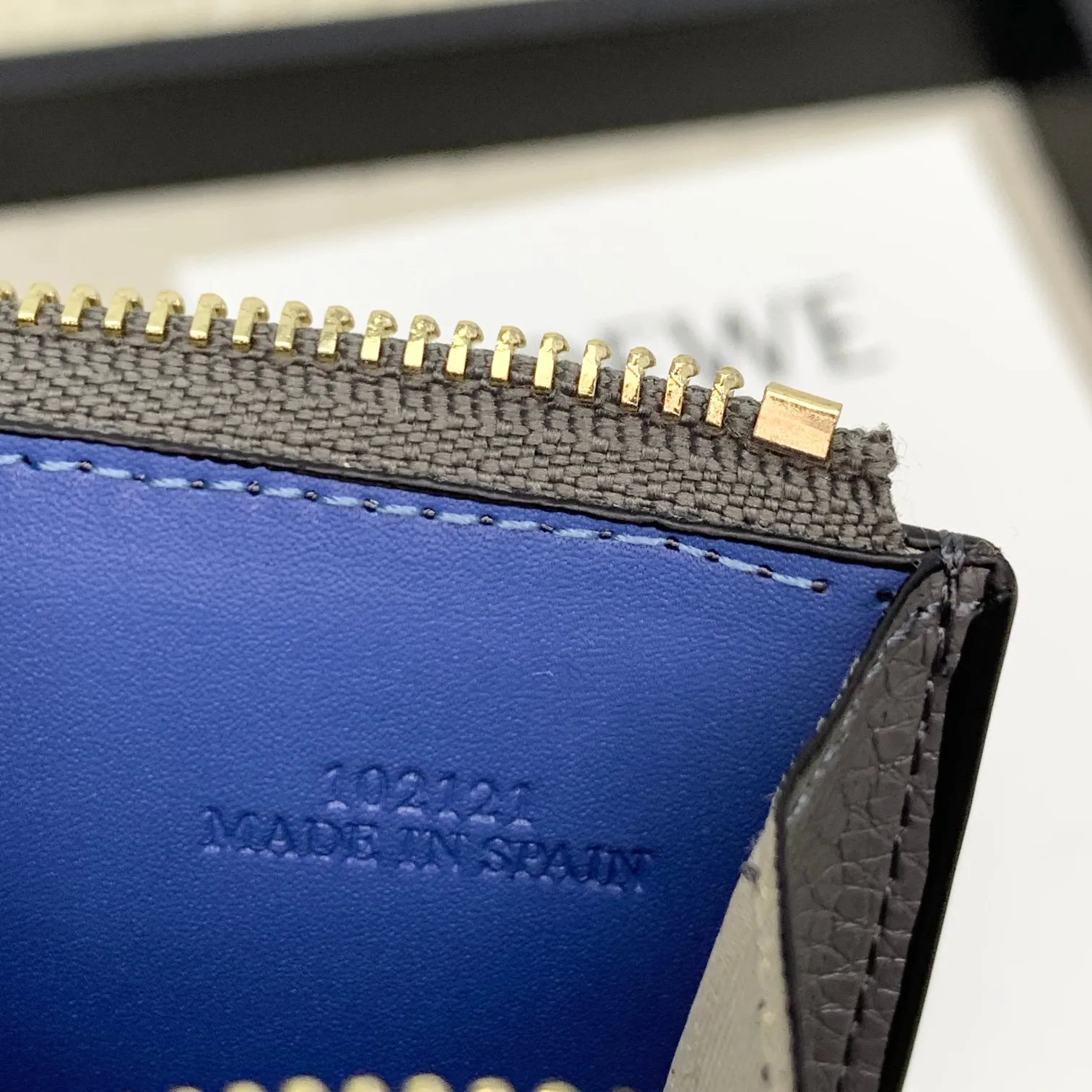 💰120 ·Loewe’s new card holders are back in stock! The new ones are all with metal logos, which are more refined than the old ones~~ Comes with box and dust bag! It’s a good idea to choose this small accessory for Valentine’s Day ~~Model: L1118 Size: 12CM*9.5CM
