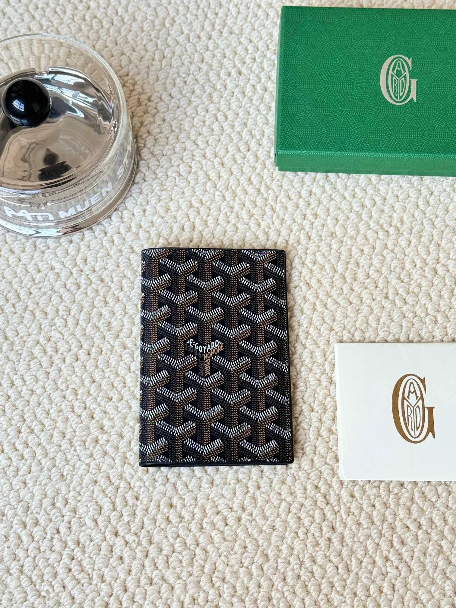 💰120 Goyard Passport Holder Goyardine Canvas & Vauzelles Calfskin No.: 804 Eleven colors. The country is open. The first choice for overseas travel. Multiple colors available. Can be used as a couple. It’s yyds to give as a gift for your own use! A super convenient passport holder with four card slots + two compartments for traveling. Small and portable, good-looking. Material: goyarine canvas and Vauzelles calfskin. Size: 14✖️10✖️1.5cm