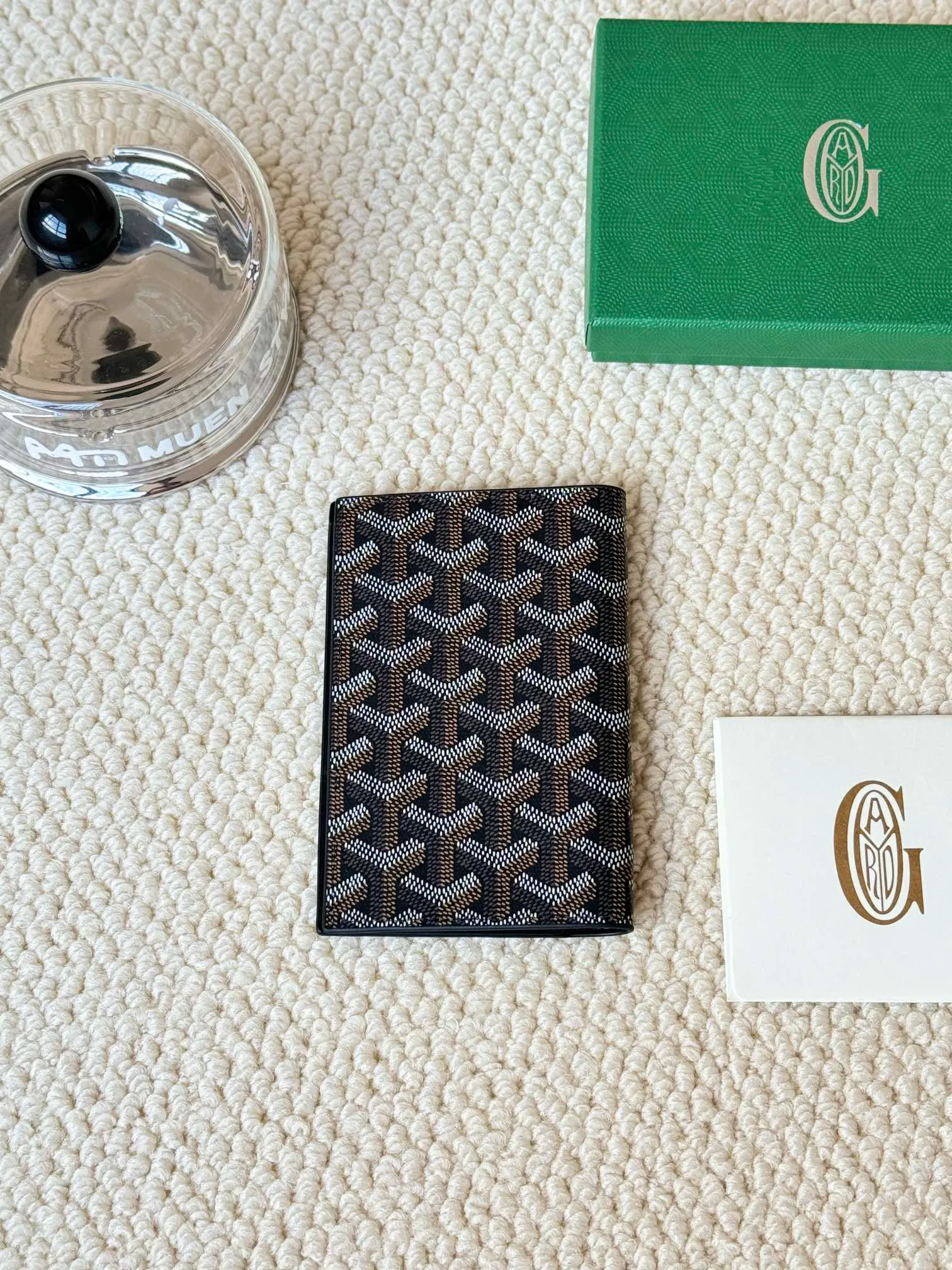 💰120 Goyard Passport Holder Goyardine Canvas & Vauzelles Calfskin No.: 804 Eleven colors. The country is open. The first choice for overseas travel. Multiple colors available. Can be used as a couple. It’s yyds to give as a gift for your own use! A super convenient passport holder with four card slots + two compartments for traveling. Small and portable, good-looking. Material: goyarine canvas and Vauzelles calfskin. Size: 14✖️10✖️1.5cm