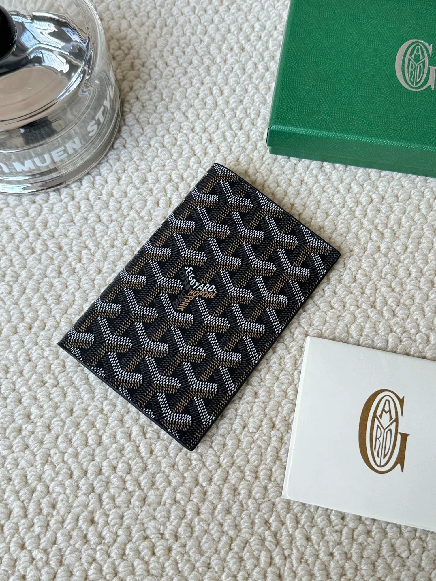 💰120 Goyard Passport Holder Goyardine Canvas & Vauzelles Calfskin No.: 804 Eleven colors. The country is open. The first choice for overseas travel. Multiple colors available. Can be used as a couple. It’s yyds to give as a gift for your own use! A super convenient passport holder with four card slots + two compartments for traveling. Small and portable, good-looking. Material: goyarine canvas and Vauzelles calfskin. Size: 14✖️10✖️1.5cm