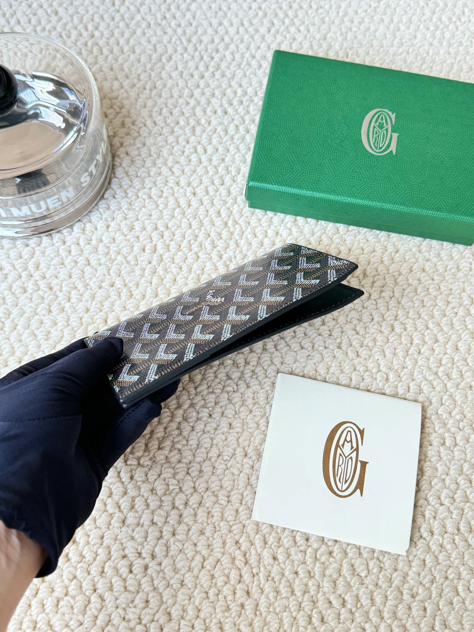 💰120 Goyard Passport Holder Goyardine Canvas & Vauzelles Calfskin No.: 804 Eleven colors. The country is open. The first choice for overseas travel. Multiple colors available. Can be used as a couple. It’s yyds to give as a gift for your own use! A super convenient passport holder with four card slots + two compartments for traveling. Small and portable, good-looking. Material: goyarine canvas and Vauzelles calfskin. Size: 14✖️10✖️1.5cm
