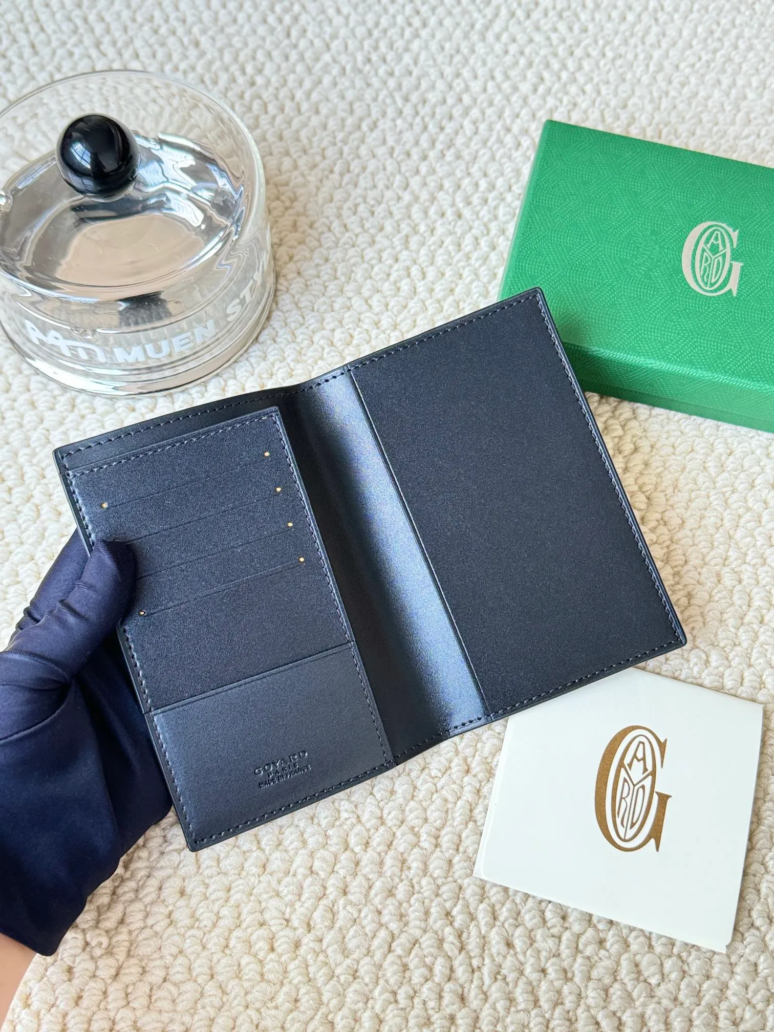 💰120 Goyard Passport Holder Goyardine Canvas & Vauzelles Calfskin No.: 804 Eleven colors. The country is open. The first choice for overseas travel. Multiple colors available. Can be used as a couple. It’s yyds to give as a gift for your own use! A super convenient passport holder with four card slots + two compartments for traveling. Small and portable, good-looking. Material: goyarine canvas and Vauzelles calfskin. Size: 14✖️10✖️1.5cm