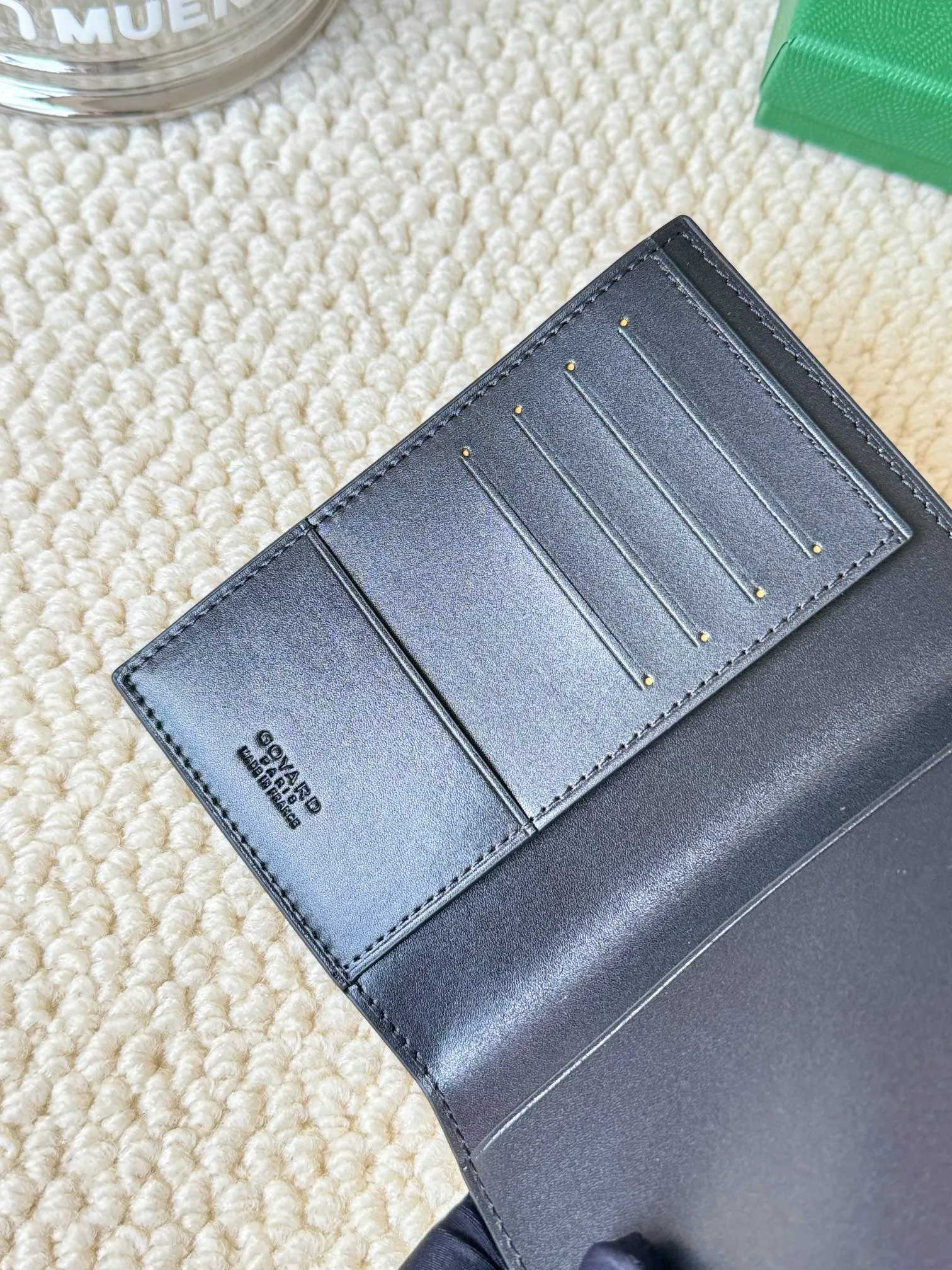 💰120 Goyard Passport Holder Goyardine Canvas & Vauzelles Calfskin No.: 804 Eleven colors. The country is open. The first choice for overseas travel. Multiple colors available. Can be used as a couple. It’s yyds to give as a gift for your own use! A super convenient passport holder with four card slots + two compartments for traveling. Small and portable, good-looking. Material: goyarine canvas and Vauzelles calfskin. Size: 14✖️10✖️1.5cm