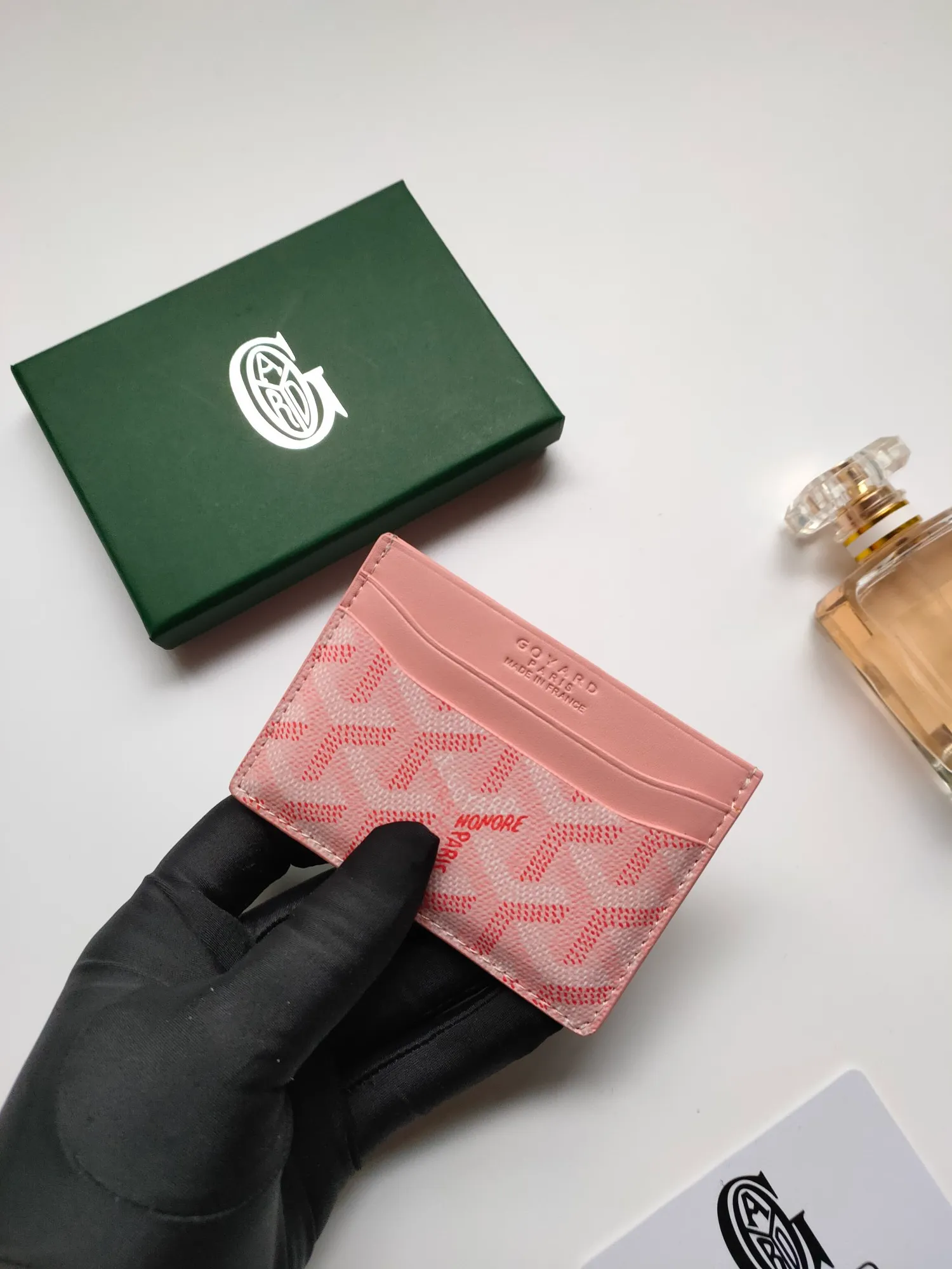 ￥90💰GOYARD Goya Classic👍🏻Saint-Sulpice card holder has a small and compact design, and its central pocket can store cards, documents or folded banknotes. The compact design fits nicely in a jacket or pants pocket. Style number: 9636 Size: 7 x10.5 cm