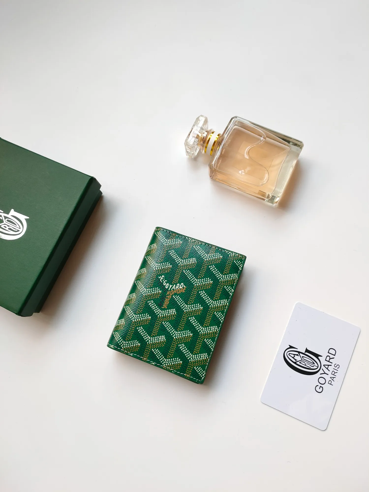 ￥110 GOYARD's new Saint-Marc card holder can be used to store and display badges, as well as cards and banknotes. Whether used to store badges, access cards or transportation cards, the Saint-Marc card holder will perfectly reflect the elegance of the cardholder. Style number: 9637 Size: 10.7 cmx1 cmx8 cm