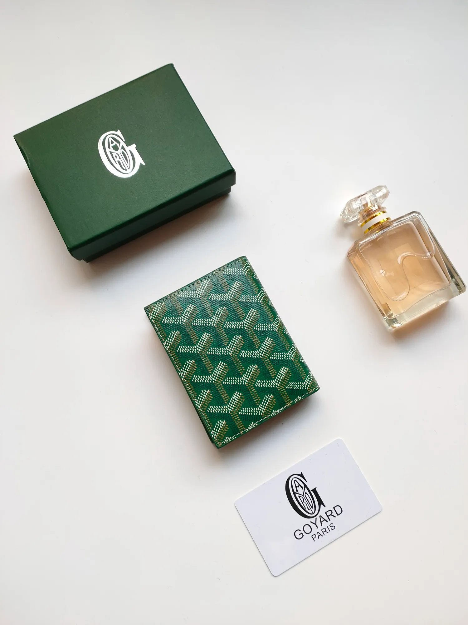 ￥110 GOYARD's new Saint-Marc card holder can be used to store and display badges, as well as cards and banknotes. Whether used to store badges, access cards or transportation cards, the Saint-Marc card holder will perfectly reflect the elegance of the cardholder. Style number: 9637 Size: 10.7 cmx1 cmx8 cm