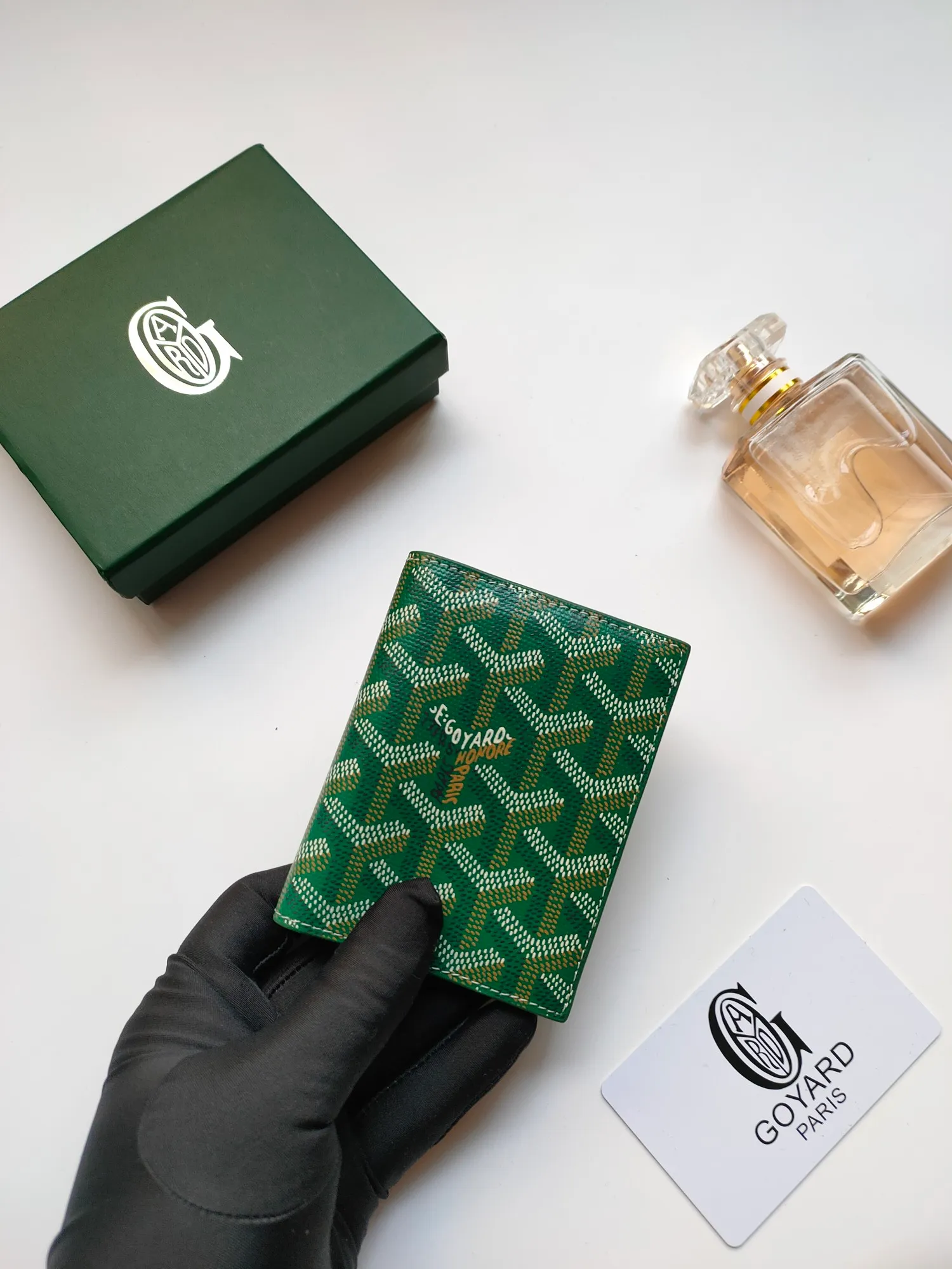 ￥110 GOYARD's new Saint-Marc card holder can be used to store and display badges, as well as cards and banknotes. Whether used to store badges, access cards or transportation cards, the Saint-Marc card holder will perfectly reflect the elegance of the cardholder. Style number: 9637 Size: 10.7 cmx1 cmx8 cm
