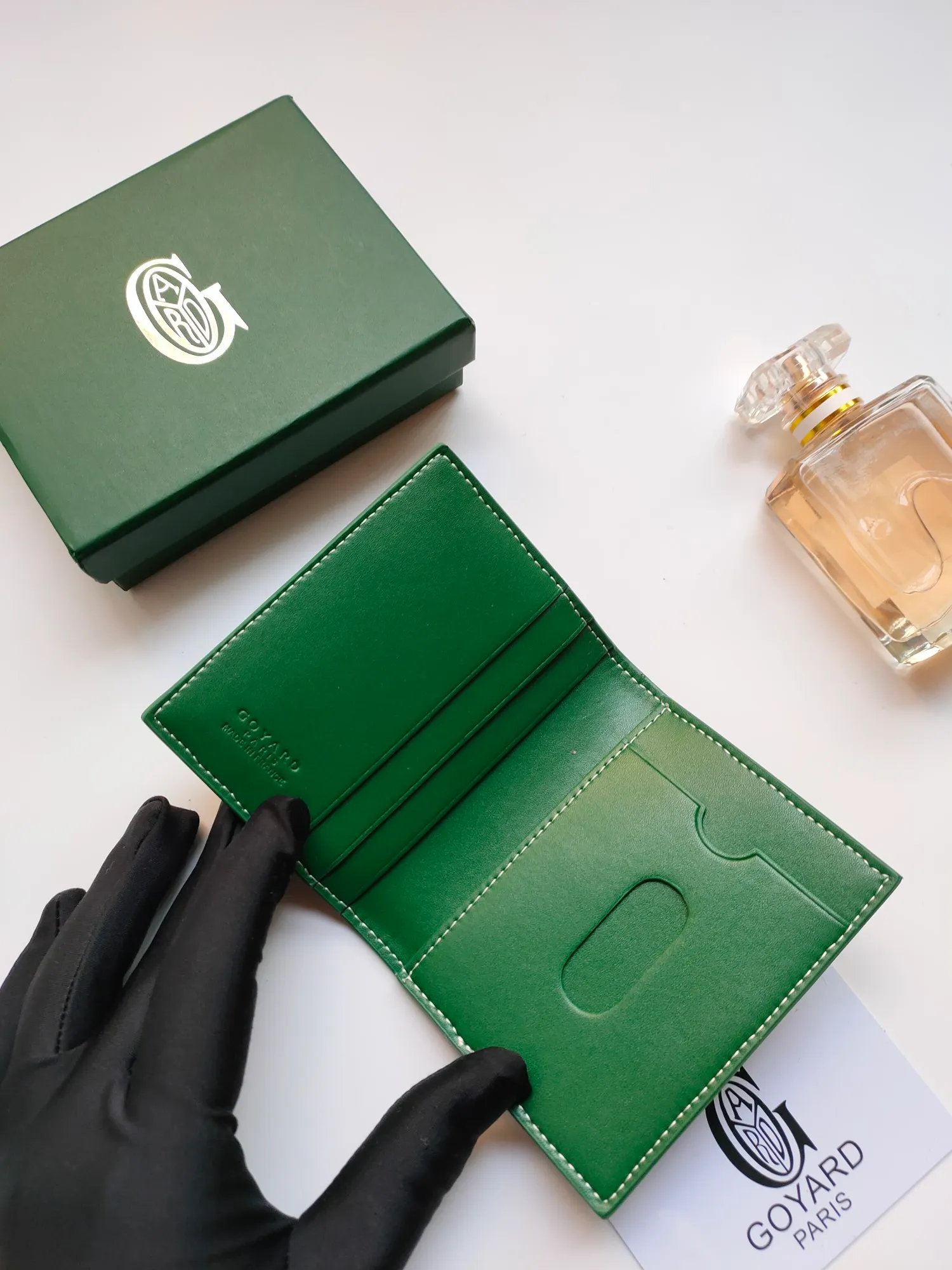 ￥110 GOYARD's new Saint-Marc card holder can be used to store and display badges, as well as cards and banknotes. Whether used to store badges, access cards or transportation cards, the Saint-Marc card holder will perfectly reflect the elegance of the cardholder. Style number: 9637 Size: 10.7 cmx1 cmx8 cm