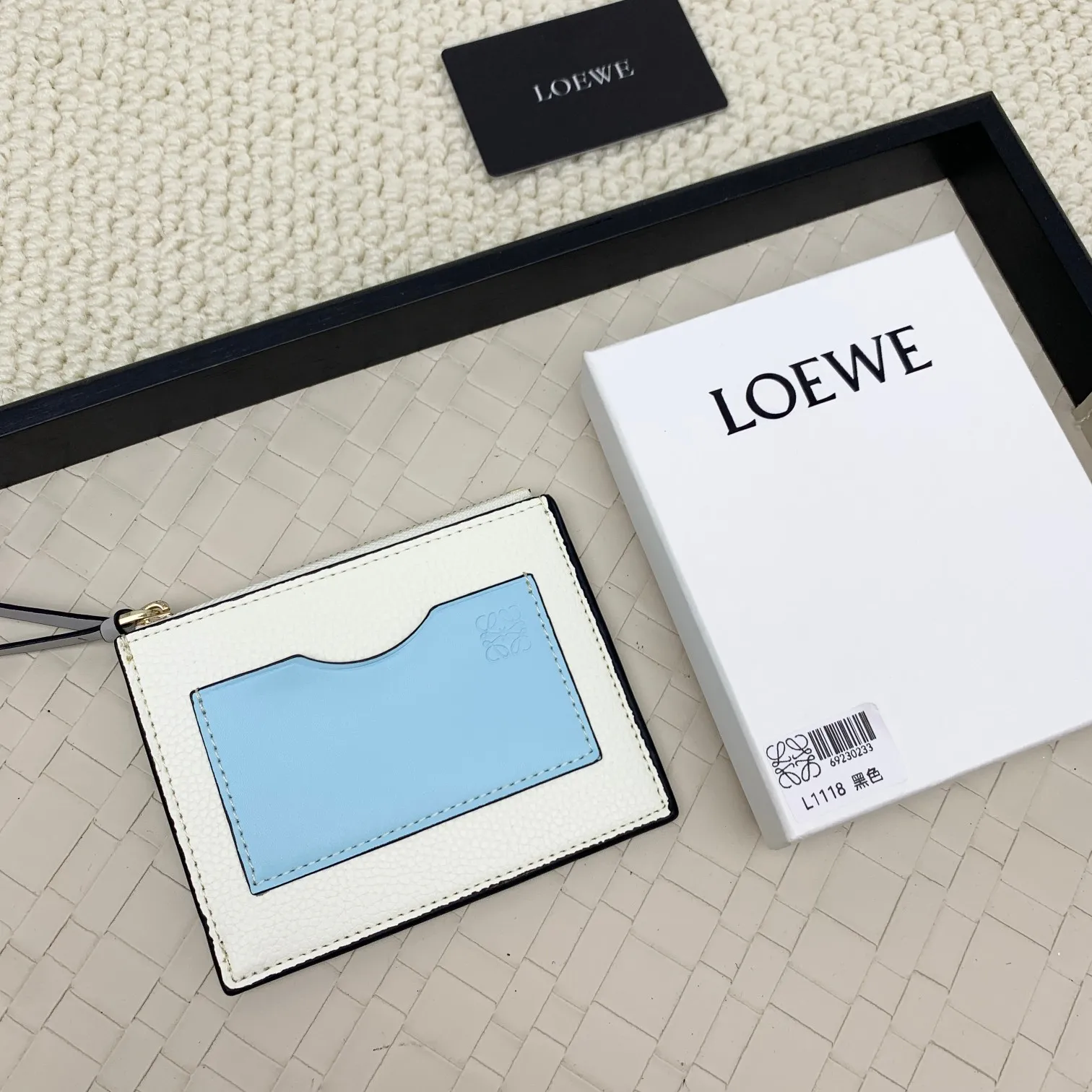 💰120 ·Loewe’s new card holders are back in stock! The new ones are all with metal logos, which are more refined than the old ones~~ Comes with box and dust bag! It’s a good idea to choose this small accessory for Valentine’s Day ~~Model: L1118 Size: 12CM*9.5CM