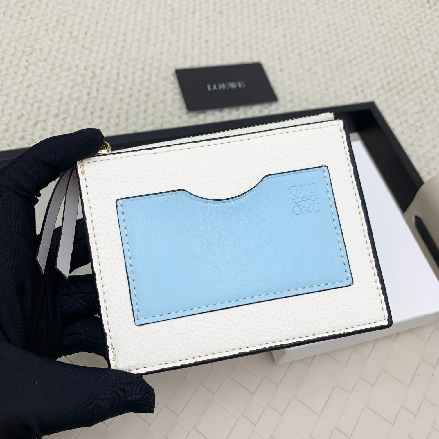 💰120 ·Loewe’s new card holders are back in stock! The new ones are all with metal logos, which are more refined than the old ones~~ Comes with box and dust bag! It’s a good idea to choose this small accessory for Valentine’s Day ~~Model: L1118 Size: 12CM*9.5CM