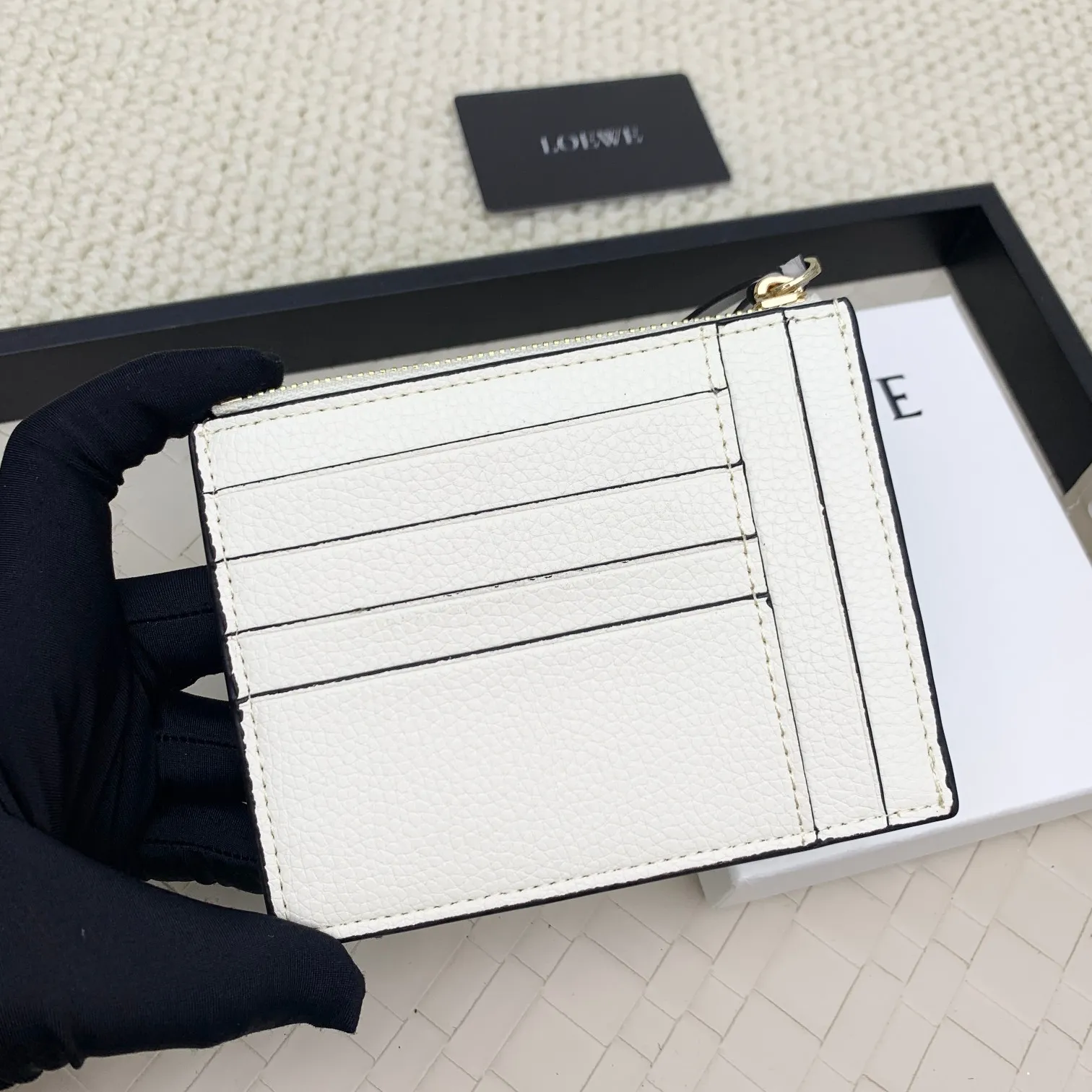 💰120 ·Loewe’s new card holders are back in stock! The new ones are all with metal logos, which are more refined than the old ones~~ Comes with box and dust bag! It’s a good idea to choose this small accessory for Valentine’s Day ~~Model: L1118 Size: 12CM*9.5CM