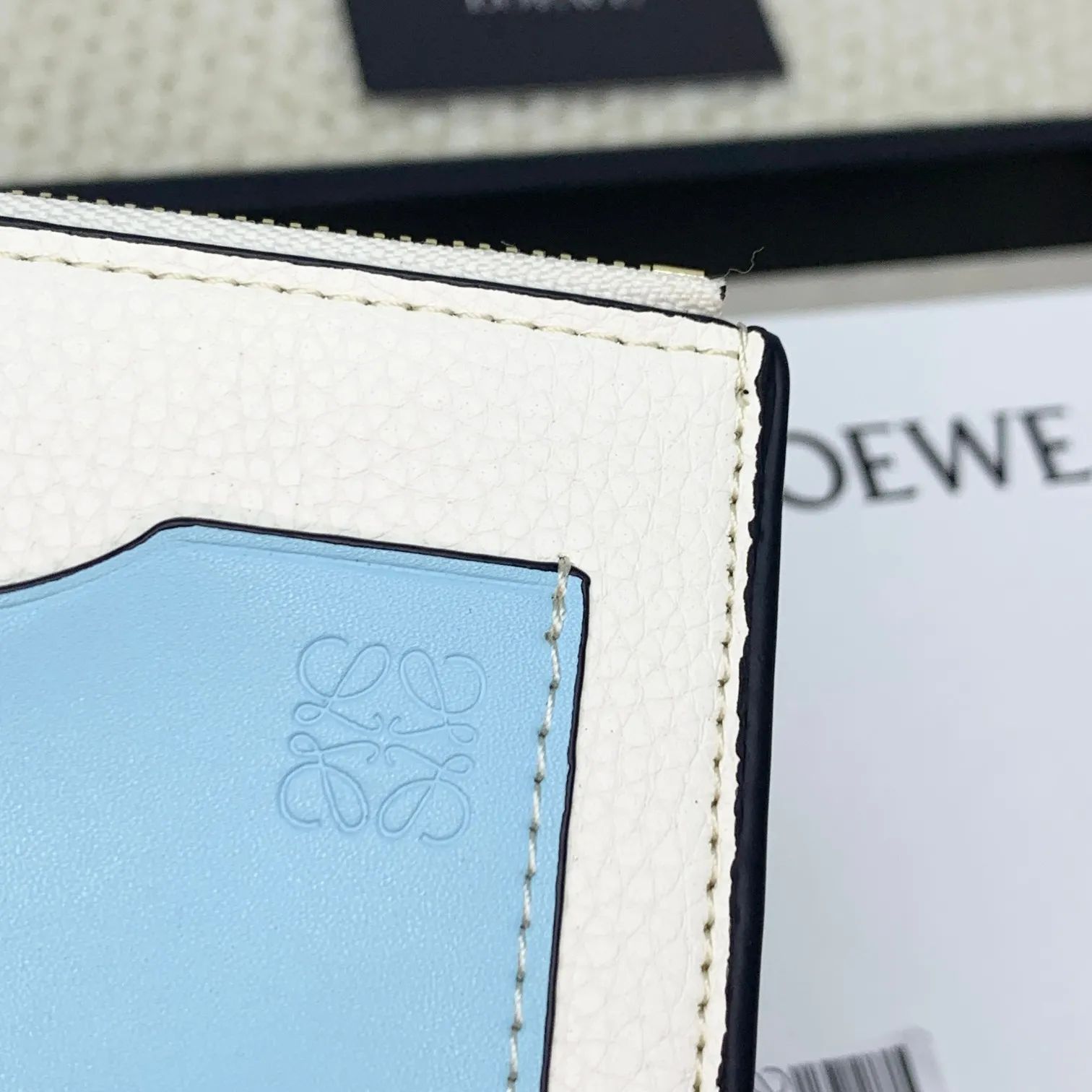 💰120 ·Loewe’s new card holders are back in stock! The new ones are all with metal logos, which are more refined than the old ones~~ Comes with box and dust bag! It’s a good idea to choose this small accessory for Valentine’s Day ~~Model: L1118 Size: 12CM*9.5CM
