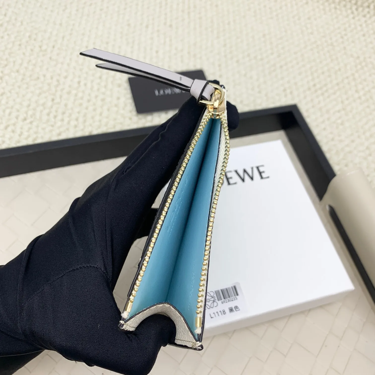 💰120 ·Loewe’s new card holders are back in stock! The new ones are all with metal logos, which are more refined than the old ones~~ Comes with box and dust bag! It’s a good idea to choose this small accessory for Valentine’s Day ~~Model: L1118 Size: 12CM*9.5CM