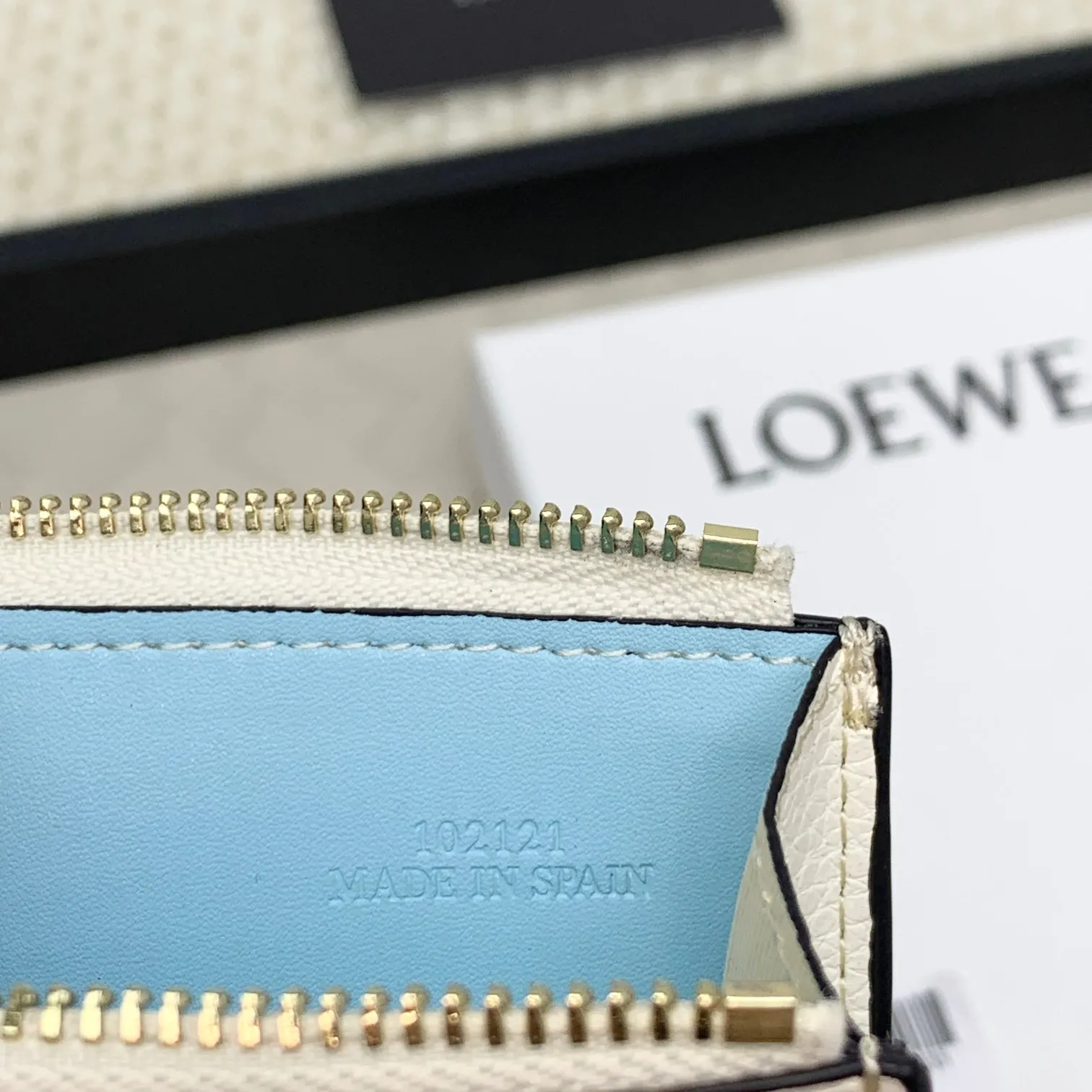 💰120 ·Loewe’s new card holders are back in stock! The new ones are all with metal logos, which are more refined than the old ones~~ Comes with box and dust bag! It’s a good idea to choose this small accessory for Valentine’s Day ~~Model: L1118 Size: 12CM*9.5CM