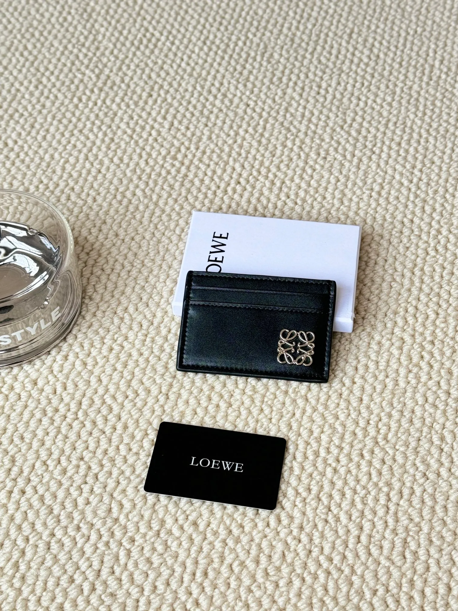 💰100 ·Loewe’s new card holders are back in stock! The new ones are all with metal logos, which are more refined than the old ones~~ Comes with box and dust bag! It’s also a good idea to choose this small accessory for Valentine’s Day ~~Model: L1122 Size: 10*7.5CM