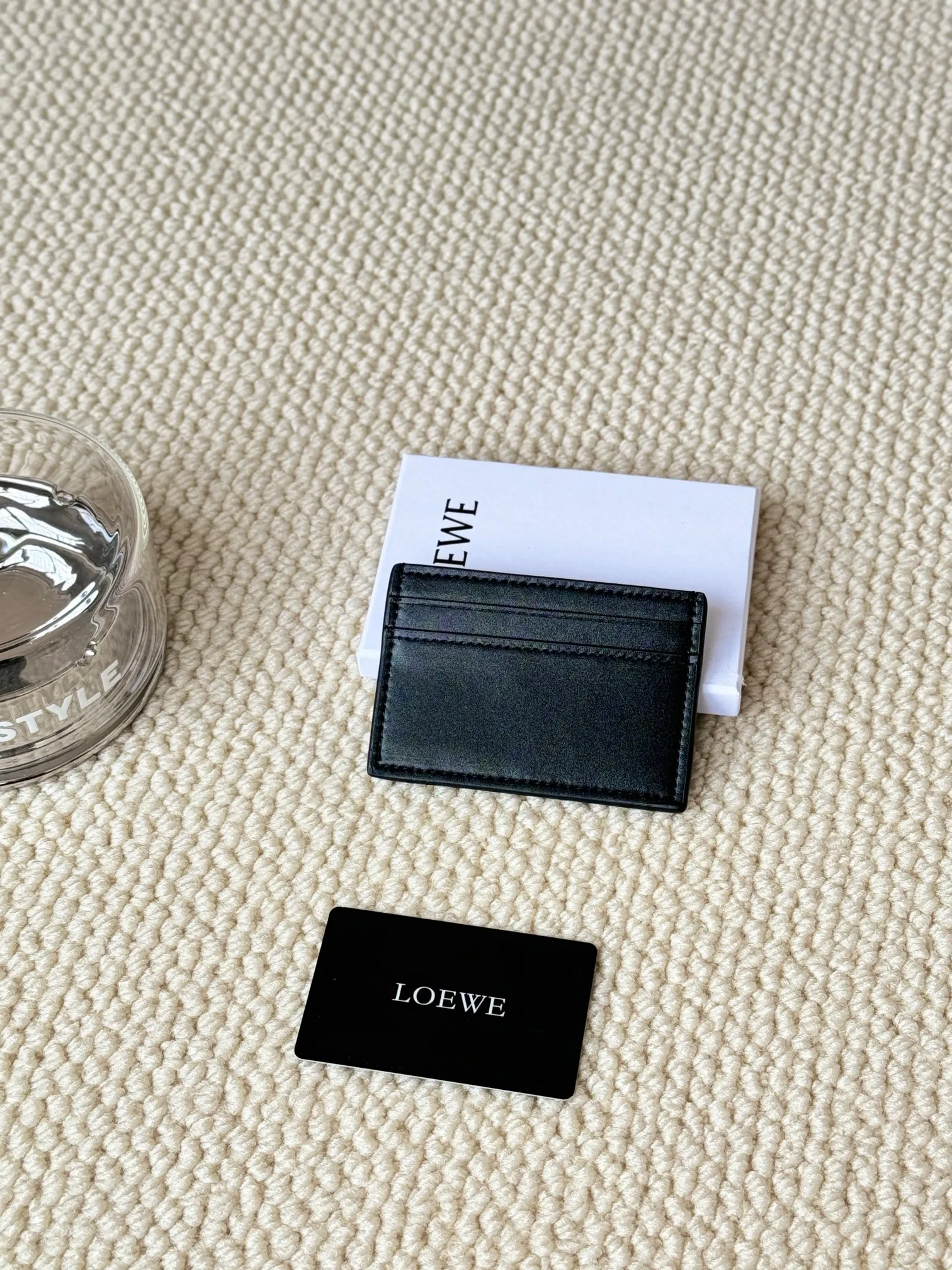 💰100 ·Loewe’s new card holders are back in stock! The new ones are all with metal logos, which are more refined than the old ones~~ Comes with box and dust bag! It’s also a good idea to choose this small accessory for Valentine’s Day ~~Model: L1122 Size: 10*7.5CM