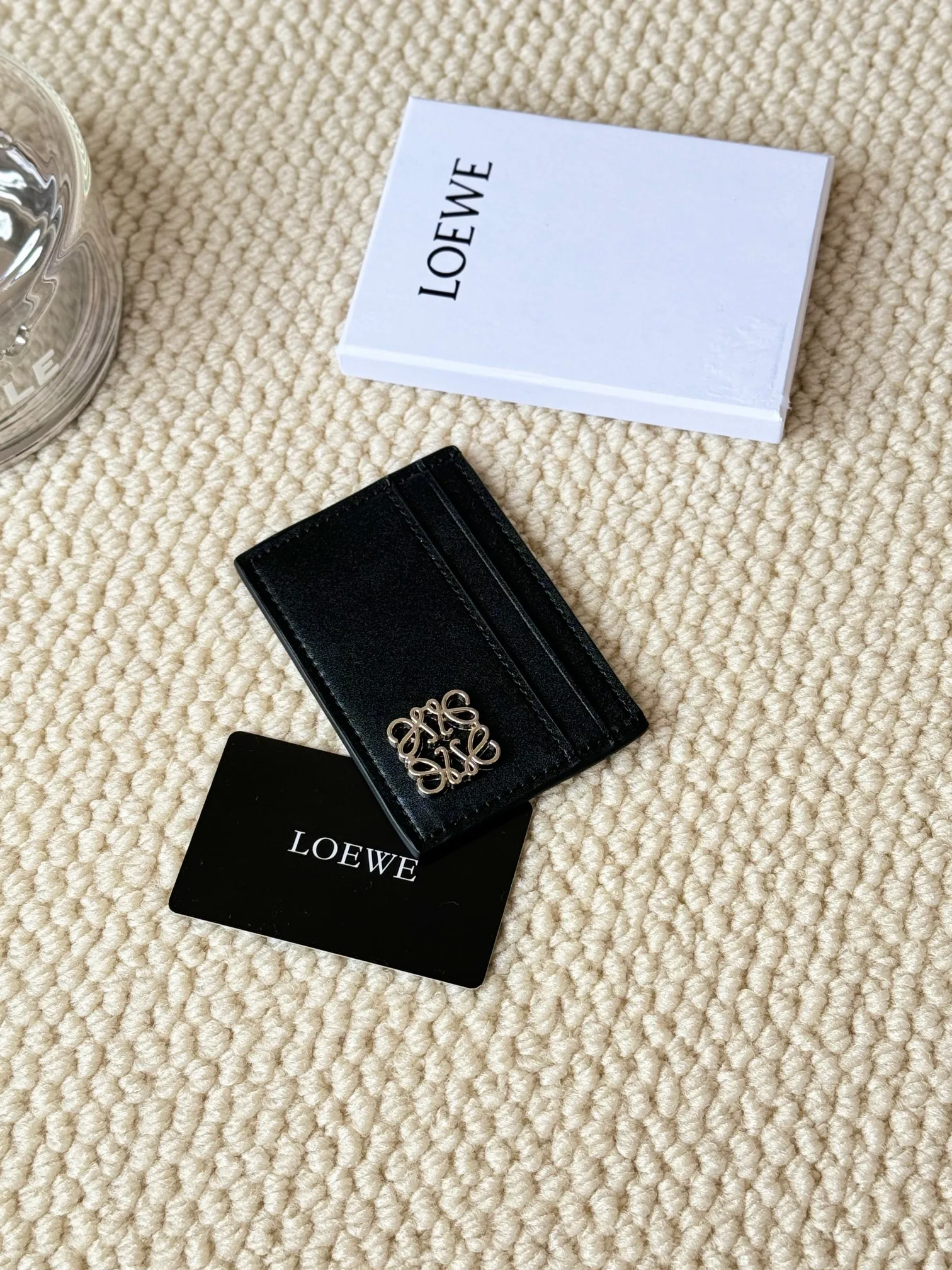 💰100 ·Loewe’s new card holders are back in stock! The new ones are all with metal logos, which are more refined than the old ones~~ Comes with box and dust bag! It’s also a good idea to choose this small accessory for Valentine’s Day ~~Model: L1122 Size: 10*7.5CM