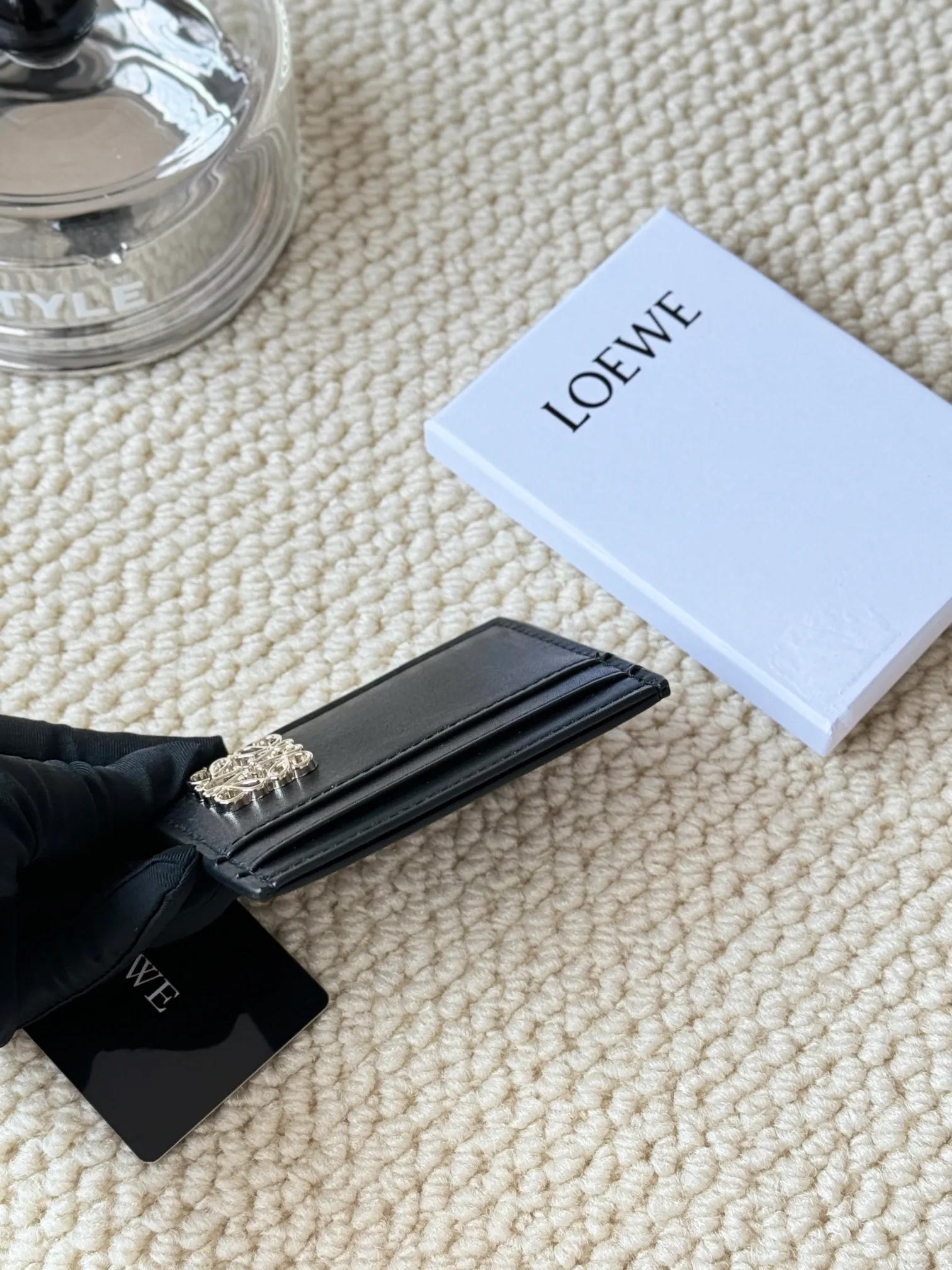 💰100 ·Loewe’s new card holders are back in stock! The new ones are all with metal logos, which are more refined than the old ones~~ Comes with box and dust bag! It’s also a good idea to choose this small accessory for Valentine’s Day ~~Model: L1122 Size: 10*7.5CM