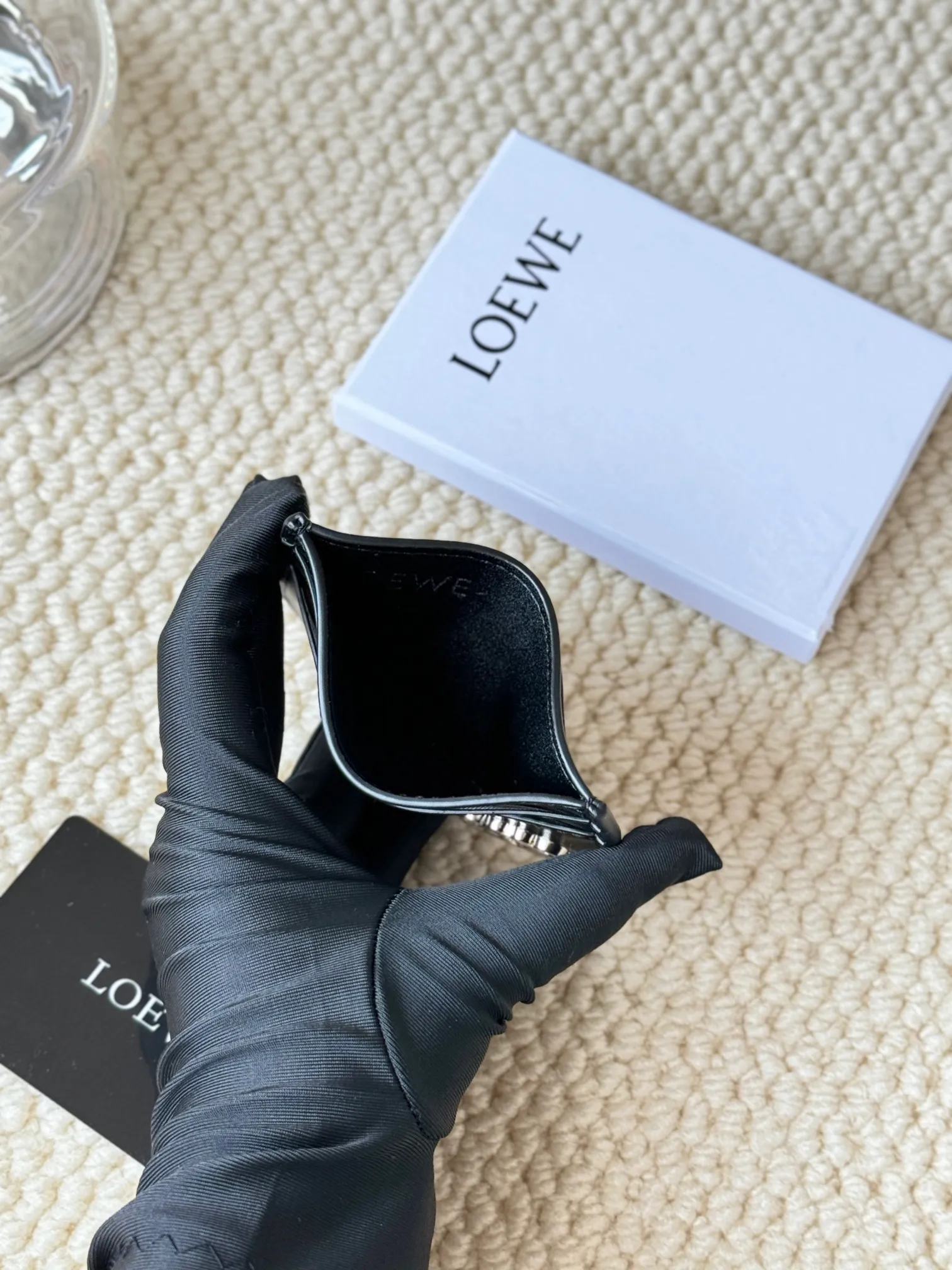 💰100 ·Loewe’s new card holders are back in stock! The new ones are all with metal logos, which are more refined than the old ones~~ Comes with box and dust bag! It’s also a good idea to choose this small accessory for Valentine’s Day ~~Model: L1122 Size: 10*7.5CM