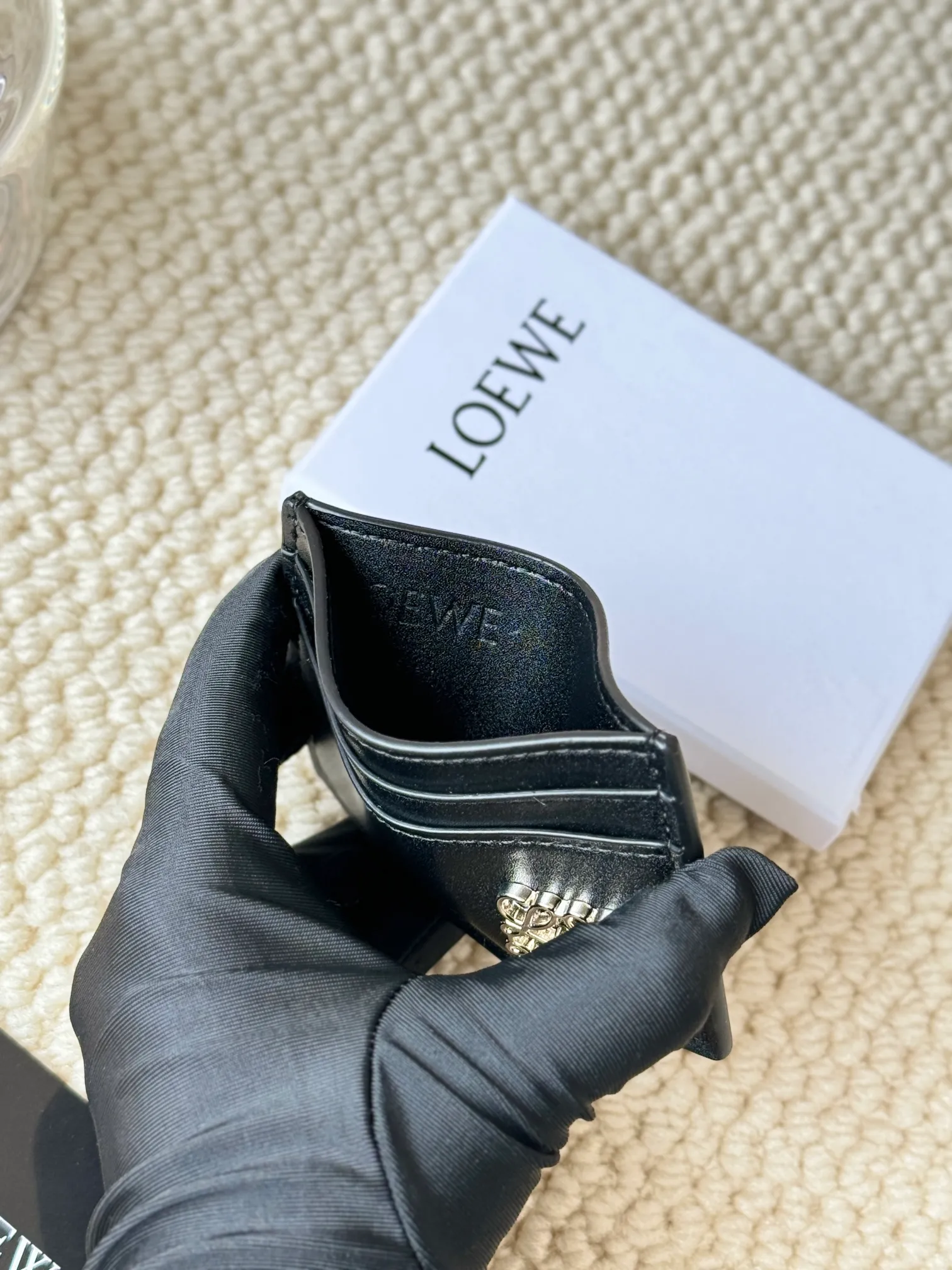 💰100 ·Loewe’s new card holders are back in stock! The new ones are all with metal logos, which are more refined than the old ones~~ Comes with box and dust bag! It’s also a good idea to choose this small accessory for Valentine’s Day ~~Model: L1122 Size: 10*7.5CM