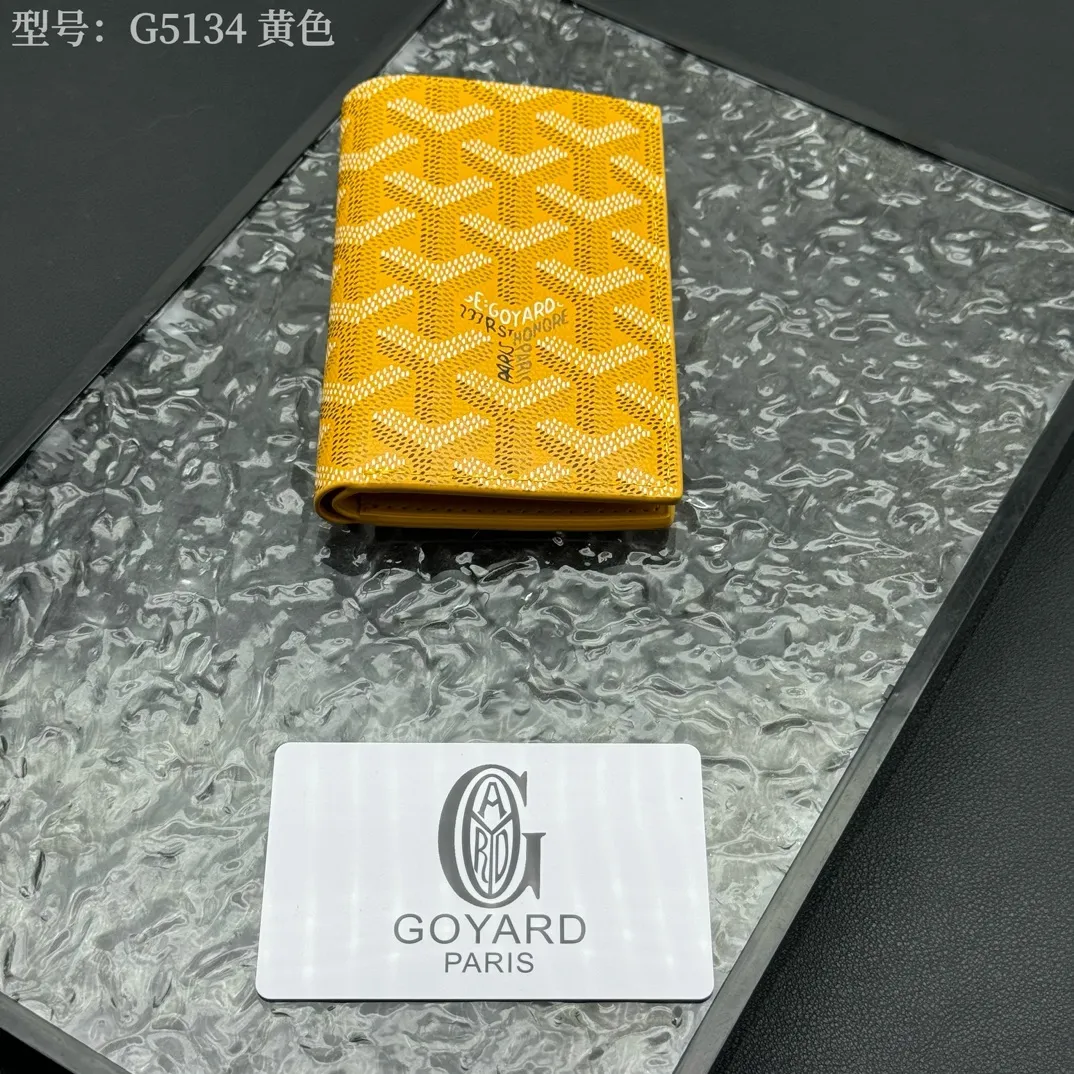 💰100 💎Top original 𝑺𝒂𝒊𝒏𝒕 𝑷𝒊𝒆𝒓𝒓𝒆 𝐠𝐨𝐲𝐚𝐫𝐝 Hot style 💕 Goya wallet card holder It is fully functional and has a large-sized banknote pocket that can hold cards, documents and banknotes at the same time. The compact design is just right for putting in a jacket or pants pocket. Style number: G5134 Size:7.5*1.5*11cm.