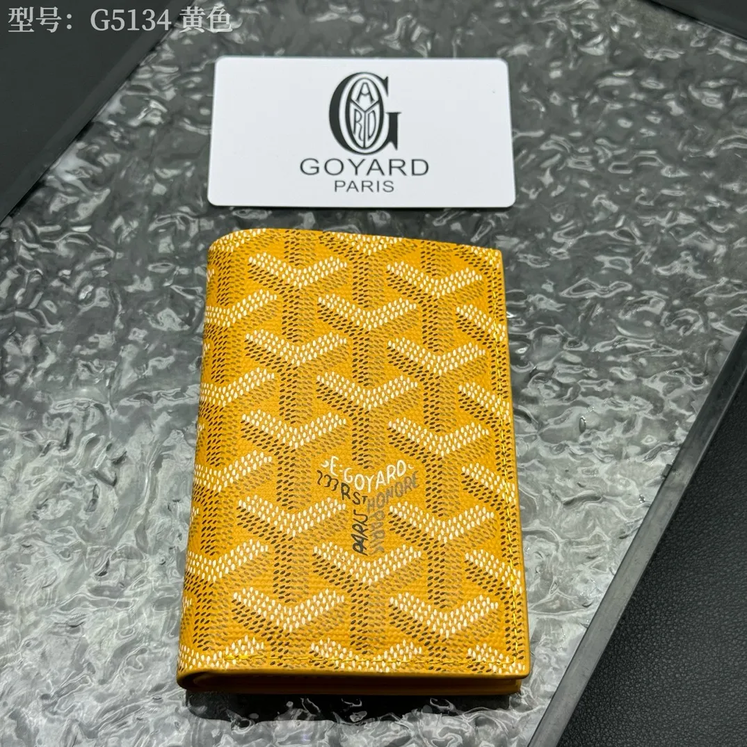 💰100 💎Top original 𝑺𝒂𝒊𝒏𝒕 𝑷𝒊𝒆𝒓𝒓𝒆 𝐠𝐨𝐲𝐚𝐫𝐝 Hot style 💕 Goya wallet card holder It is fully functional and has a large-sized banknote pocket that can hold cards, documents and banknotes at the same time. The compact design is just right for putting in a jacket or pants pocket. Style number: G5134 Size:7.5*1.5*11cm.