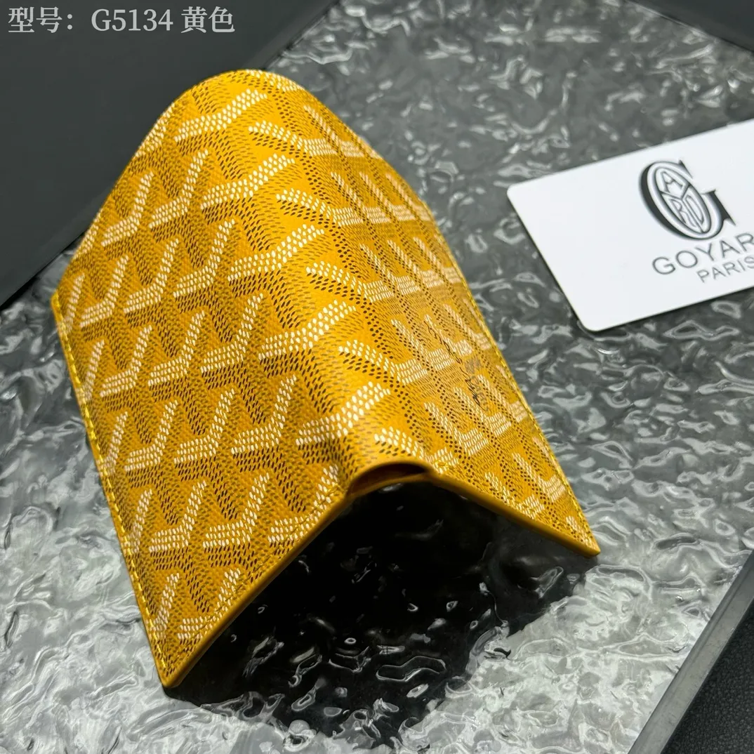 💰100 💎Top original 𝑺𝒂𝒊𝒏𝒕 𝑷𝒊𝒆𝒓𝒓𝒆 𝐠𝐨𝐲𝐚𝐫𝐝 Hot style 💕 Goya wallet card holder It is fully functional and has a large-sized banknote pocket that can hold cards, documents and banknotes at the same time. The compact design is just right for putting in a jacket or pants pocket. Style number: G5134 Size:7.5*1.5*11cm.