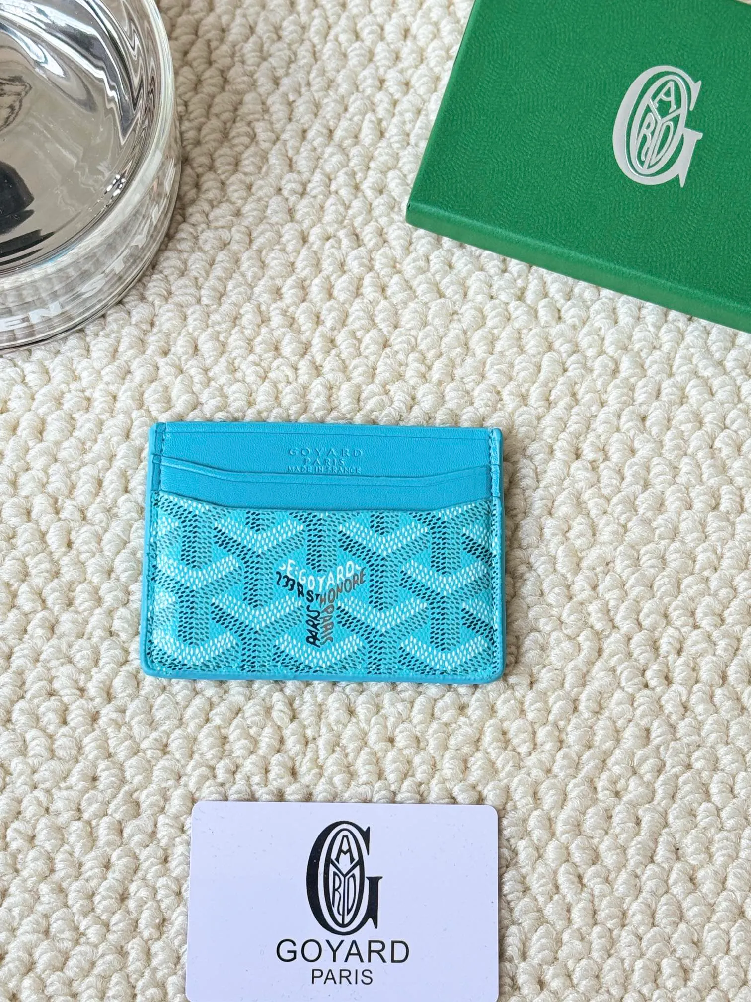 💰100 GOYARD Goya Classic👍🏻The design of Saint-Sulpice card holder is small and compact, and its middle pocket can store cards, documents or folded banknotes. The compact design fits nicely in a jacket or pants pocket. Style number: 9636 Size: 7 x10.5 cm