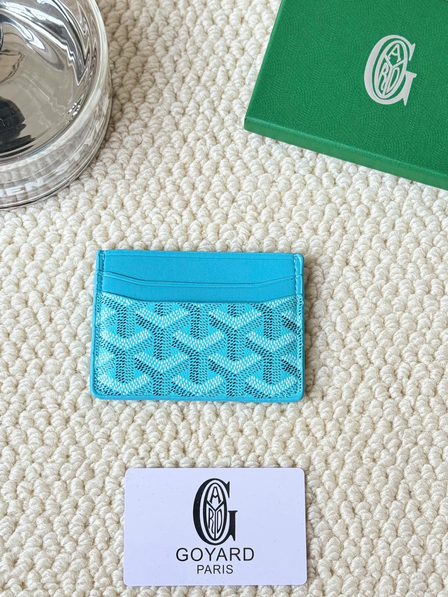 💰100 GOYARD Goya Classic👍🏻The design of Saint-Sulpice card holder is small and compact, and its middle pocket can store cards, documents or folded banknotes. The compact design fits nicely in a jacket or pants pocket. Style number: 9636 Size: 7 x10.5 cm