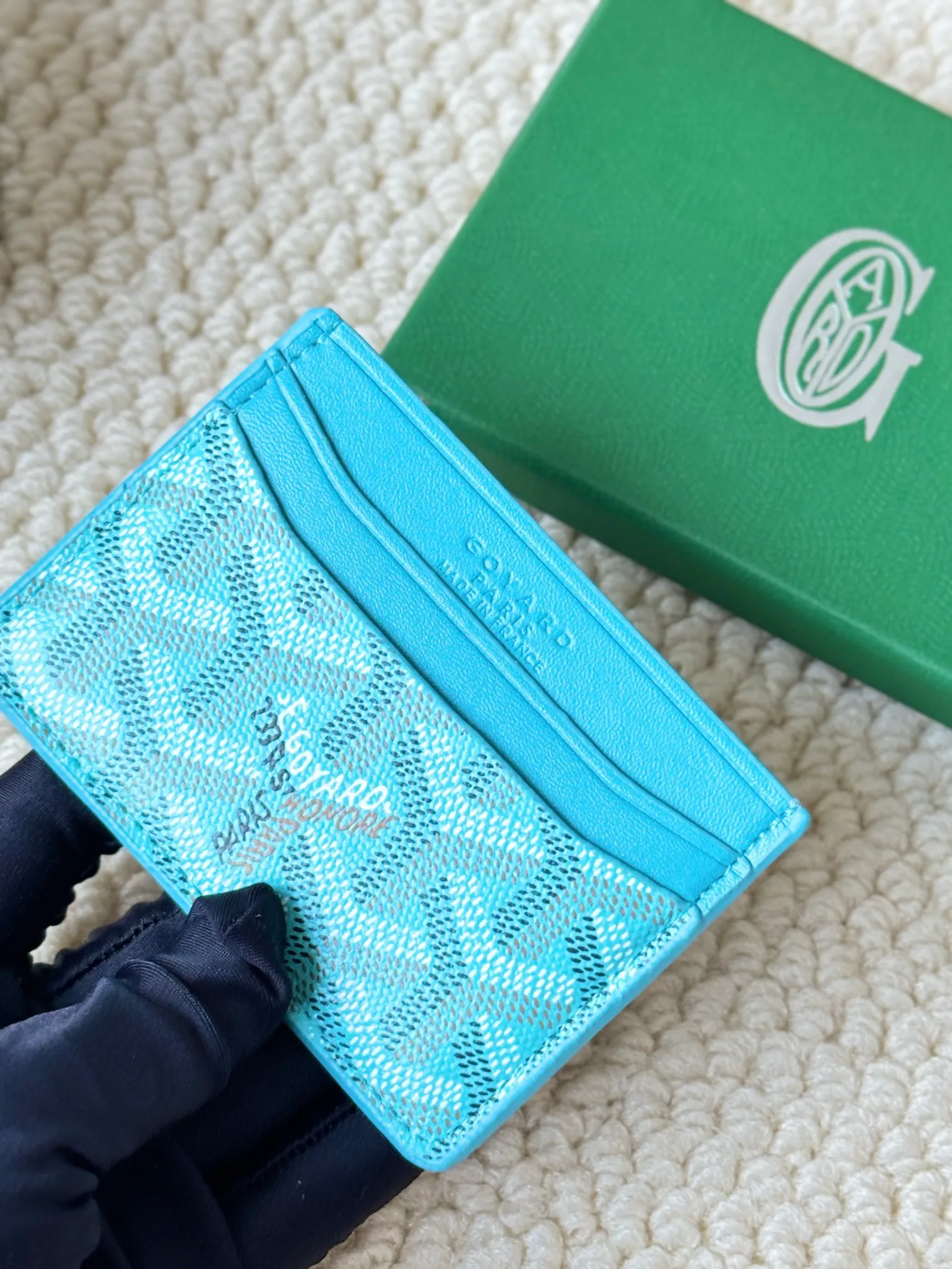 💰100 GOYARD Goya Classic👍🏻The design of Saint-Sulpice card holder is small and compact, and its middle pocket can store cards, documents or folded banknotes. The compact design fits nicely in a jacket or pants pocket. Style number: 9636 Size: 7 x10.5 cm