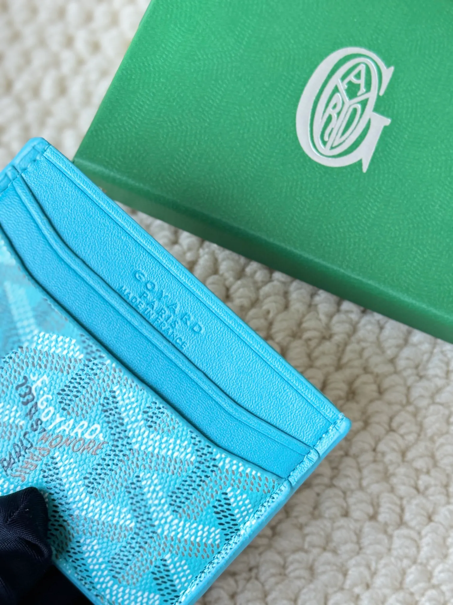 💰100 GOYARD Goya Classic👍🏻The design of Saint-Sulpice card holder is small and compact, and its middle pocket can store cards, documents or folded banknotes. The compact design fits nicely in a jacket or pants pocket. Style number: 9636 Size: 7 x10.5 cm