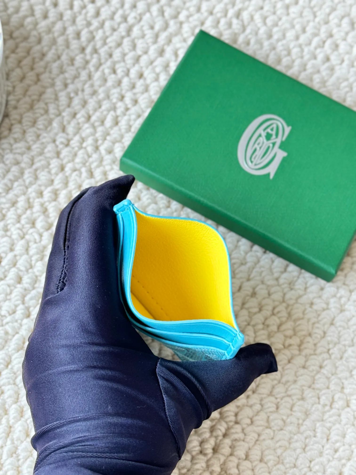 💰100 GOYARD Goya Classic👍🏻The design of Saint-Sulpice card holder is small and compact, and its middle pocket can store cards, documents or folded banknotes. The compact design fits nicely in a jacket or pants pocket. Style number: 9636 Size: 7 x10.5 cm