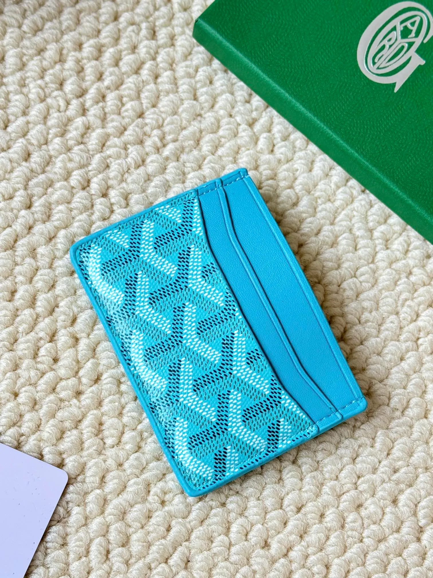 💰100 GOYARD Goya Classic👍🏻The design of Saint-Sulpice card holder is small and compact, and its middle pocket can store cards, documents or folded banknotes. The compact design fits nicely in a jacket or pants pocket. Style number: 9636 Size: 7 x10.5 cm