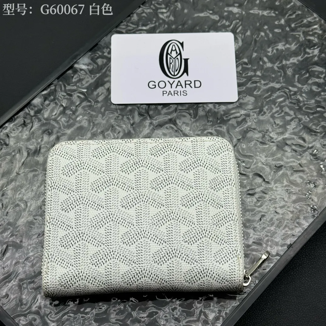 💰130 💎Top original 𝐠𝐨𝐲𝐚𝐫𝐝 Hot style 💕 Goya wallet short Matignon Mini coin purse with full zipper closure design. Its central compartment holds coins, while its interior patch pocket holds cards or small IDs. Style number: G60067 Size: 10.4*7.5*1.8cm
