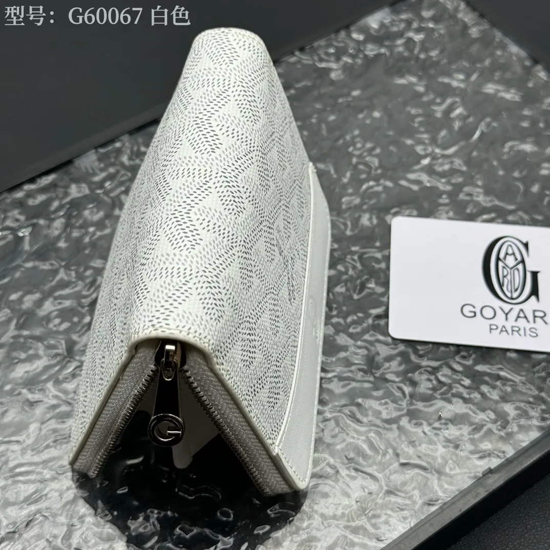 💰130 💎Top original 𝐠𝐨𝐲𝐚𝐫𝐝 Hot style 💕 Goya wallet short Matignon Mini coin purse with full zipper closure design. Its central compartment holds coins, while its interior patch pocket holds cards or small IDs. Style number: G60067 Size: 10.4*7.5*1.8cm