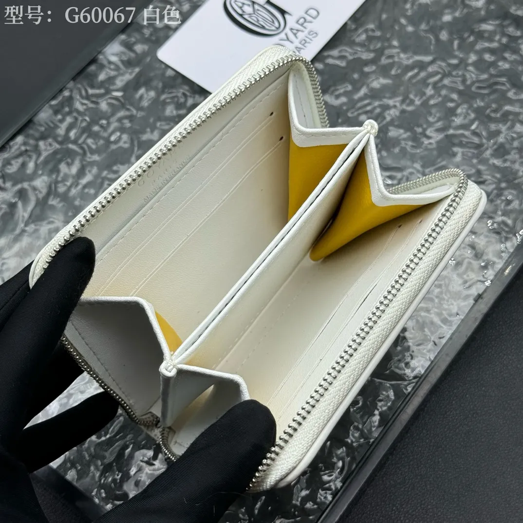 💰130 💎Top original 𝐠𝐨𝐲𝐚𝐫𝐝 Hot style 💕 Goya wallet short Matignon Mini coin purse with full zipper closure design. Its central compartment holds coins, while its interior patch pocket holds cards or small IDs. Style number: G60067 Size: 10.4*7.5*1.8cm