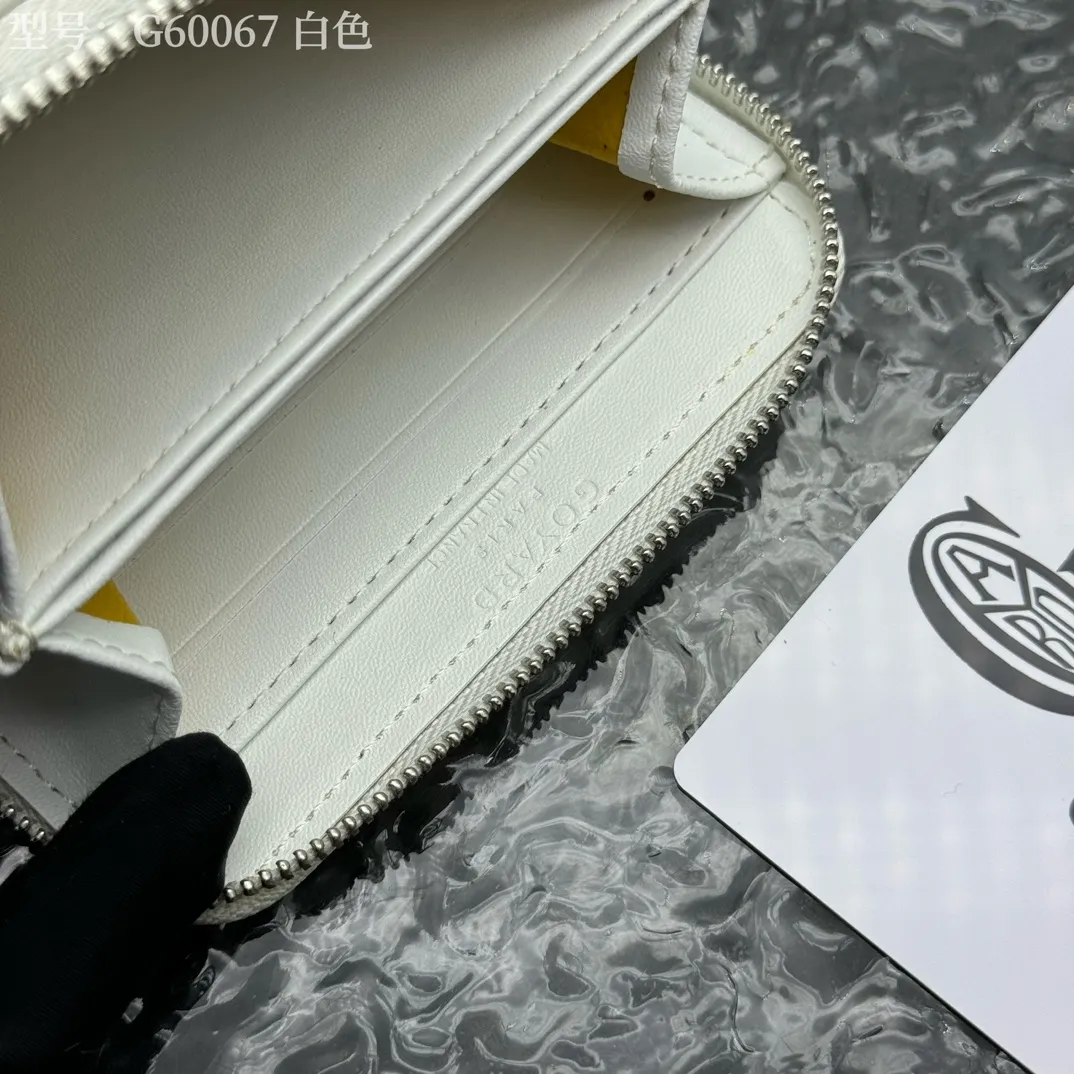 💰130 💎Top original 𝐠𝐨𝐲𝐚𝐫𝐝 Hot style 💕 Goya wallet short Matignon Mini coin purse with full zipper closure design. Its central compartment holds coins, while its interior patch pocket holds cards or small IDs. Style number: G60067 Size: 10.4*7.5*1.8cm