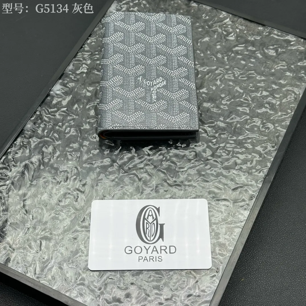 💰100 💎Top original 𝑺𝒂𝒊𝒏𝒕 𝑷𝒊𝒆𝒓𝒓𝒆 𝐠𝐨𝐲𝐚𝐫𝐝 Hot style 💕 Goya wallet card holder It is fully functional and has a large-sized banknote pocket that can hold cards, documents and banknotes at the same time. The compact design is just right for putting in a jacket or pants pocket. Style number: G5134 Size:7.5*1.5*11cm.