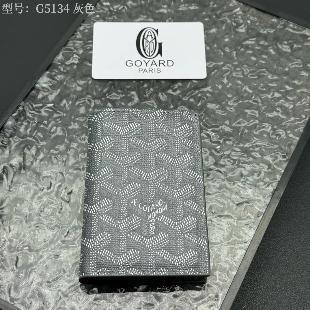 💰100 💎Top original 𝑺𝒂𝒊𝒏𝒕 𝑷𝒊𝒆𝒓𝒓𝒆 𝐠𝐨𝐲𝐚𝐫𝐝 Hot style 💕 Goya wallet card holder It is fully functional and has a large-sized banknote pocket that can hold cards, documents and banknotes at the same time. The compact design is just right for putting in a jacket or pants pocket. Style number: G5134 Size:7.5*1.5*11cm.